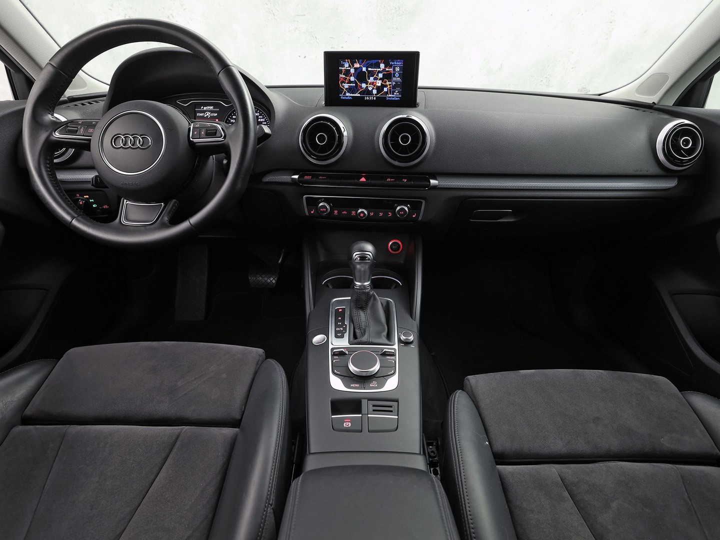Audi A3 Sportback 1.4 TFSI S-Line Sport Automaat (NAVIGATIE, CLIMATE, LEDER/ALCANTARA, KEYLESS, SPORTSTOELEN, STOELVERWARMING, GETINT GLAS, CRUISE, NIEUWSTAAT)