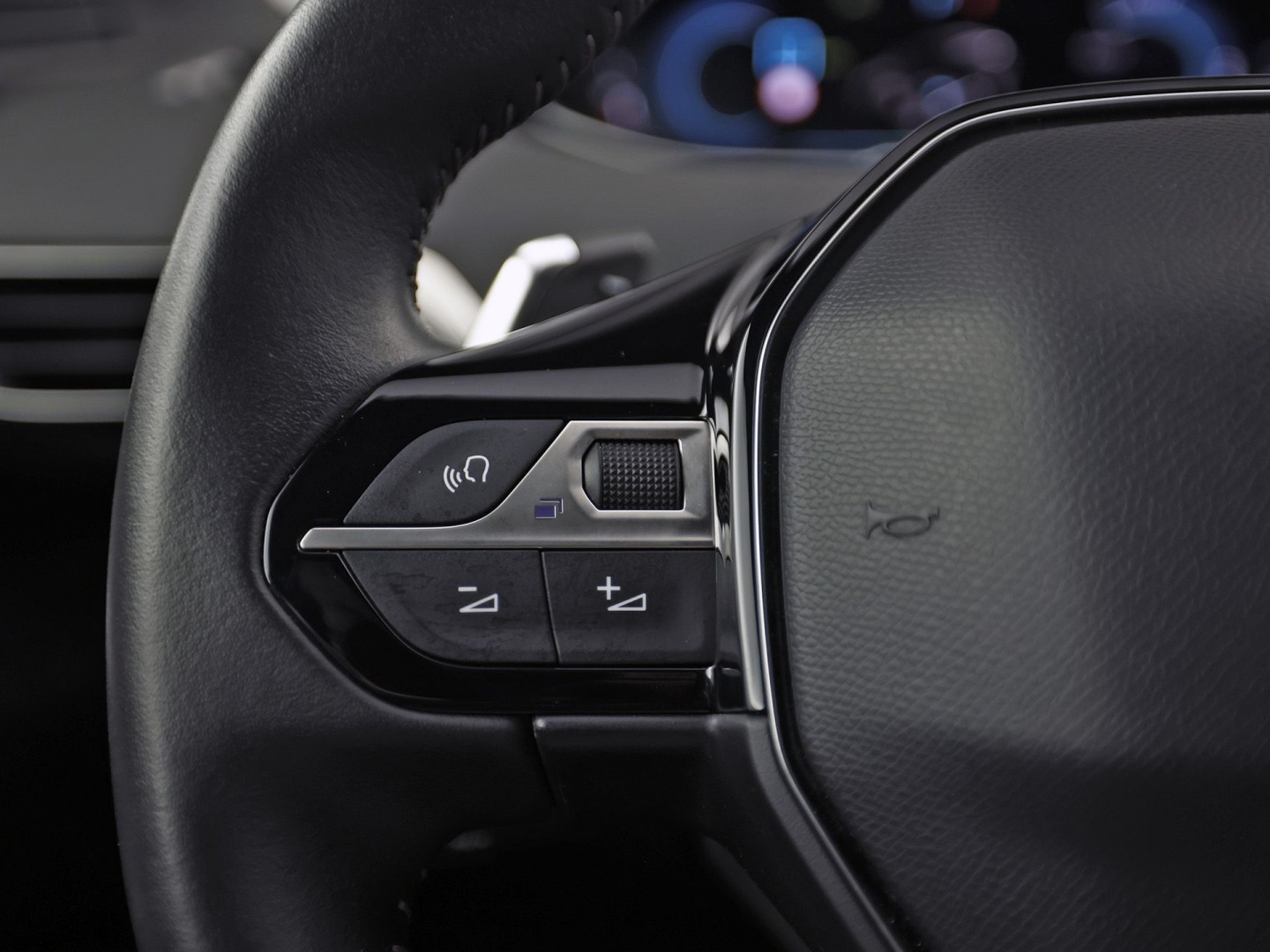 Peugeot 3008 1.6 HYbrid 225 Allure Sport 225Pk Automaat (APPLE CARPLAY, GROOT NAVI, 360 CAMERA, LEDER, SPORTSTOELEN, KEYLESS, GETINT GLAS, ZWART HEMEL, NIEUWSTAAT)