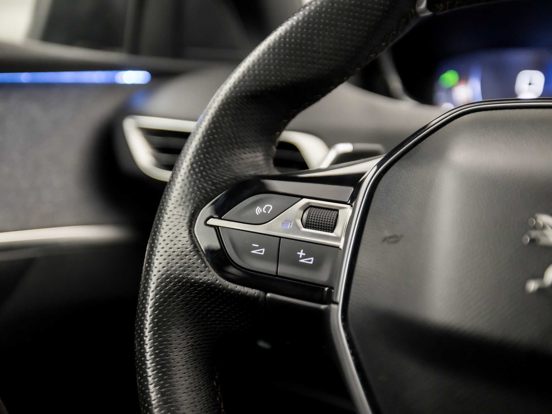 Peugeot 5008 1.6 e-THP GT-Line 165Pk Automaat (PANORAMADAK, NAPPA LEDER, MEMORY SEATS, STOELVERWARMING, 360 CAMERA, DRIVE MODE, KEYLESS, ADAPTIVE CRUISE, ELEK ACHTERKLEP, NIEUWSTAAT)
