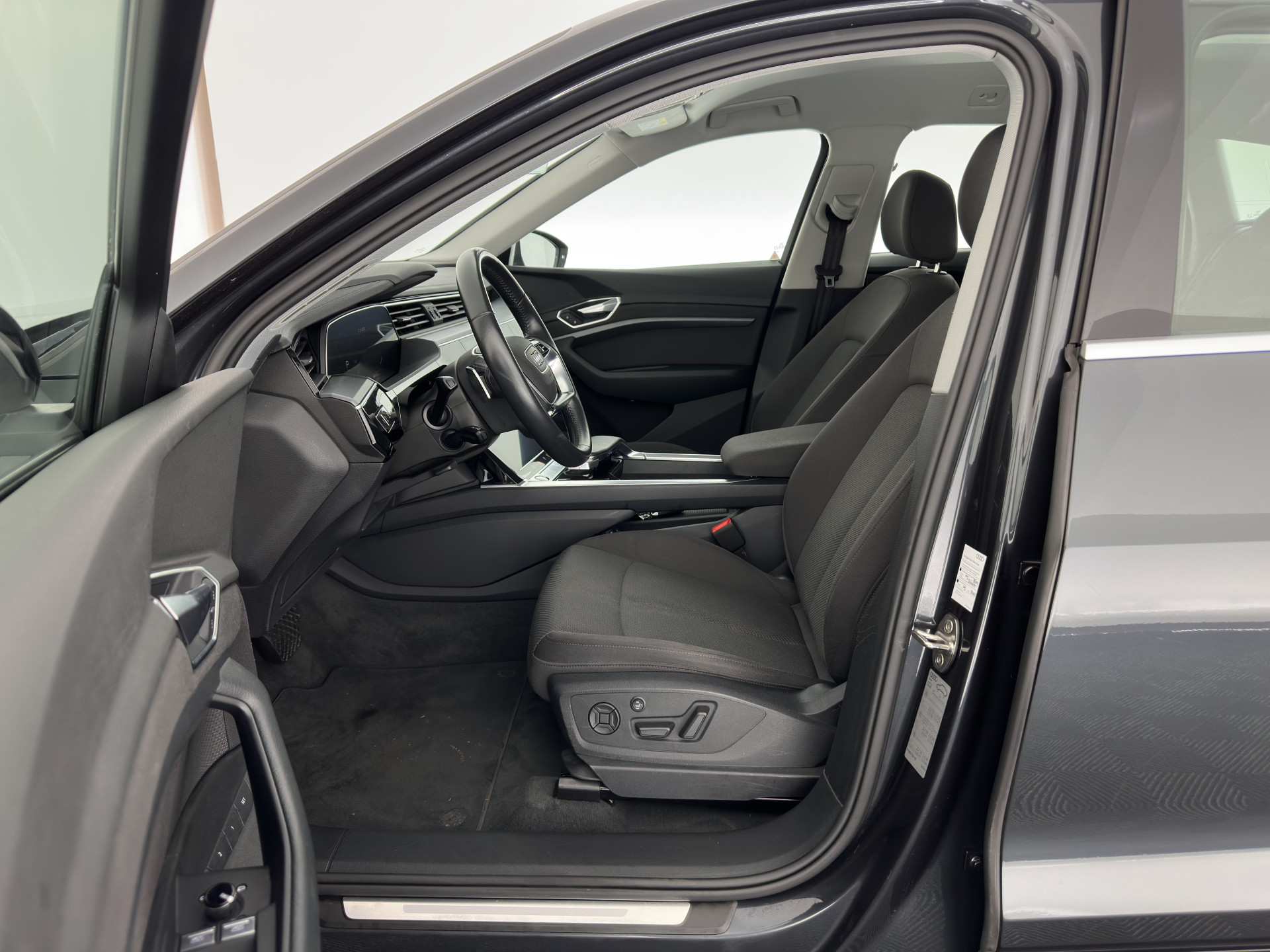 Audi e-tron 50 Quattro *ELECTRO-MOTOR AUDIBLE* Launch edition 71 kWh [ 3-Fase ] {SOH-100%} (INCL-BTW) Aut. *FULL-LED | DIGI-COCKPIT | NAVI-FULLMAP | HEATED-COMFORTSEATS | KEYLESS | AUDI-SOUND | SHIFT-PADDLES | ECC | PDC | CRUISE | 20''ALU*