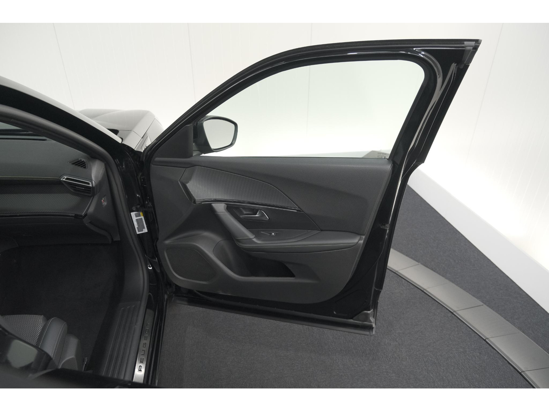 Peugeot 2008 PureTech 130 EAT8 GT | Camera | Apple Carplay | Parkeersensoren | 17 Inch Lichtmetalen Velgen