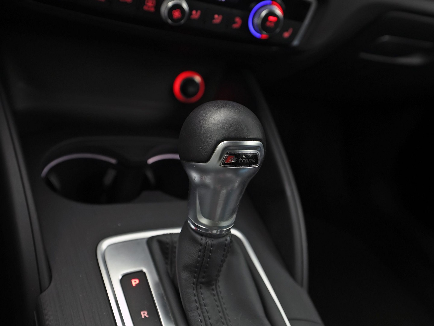 Audi A3 Sportback 1.4 TFSI S-Line Sport Automaat (NAVIGATIE, CLIMATE, LEDER/ALCANTARA, KEYLESS, SPORTSTOELEN, STOELVERWARMING, GETINT GLAS, CRUISE, NIEUWSTAAT)