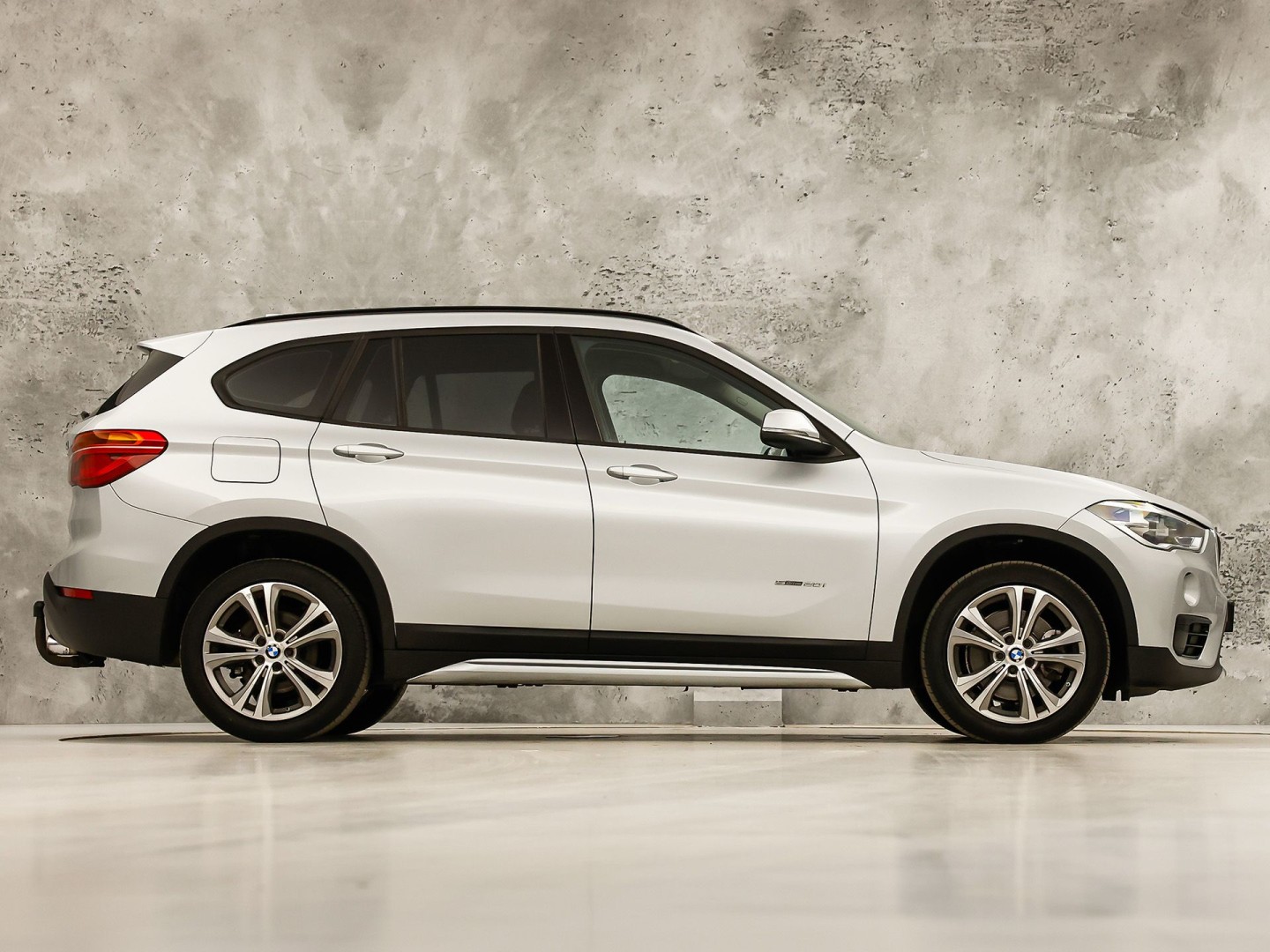 BMW X1 sDrive20i Executive 192Pk Automaat (NAVIGATIE, CLIMATE, TREKHAAK, SPORTSTOELEN, GETINT GLAS, PARKEERSENSOREN, NIEUWSTAAT)