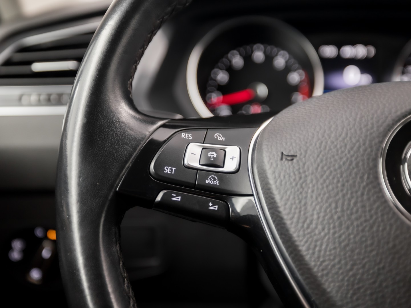 Volkswagen Tiguan Allspace 1.4 TSI Sportline 7 Persoons 150Pk Automaat (APPLE CARPLAY, GROOT NAVI, CLIMATE, GETINT GLAS, SPORTSTOELEN, PARKEERSENSOREN, ADAPTIVE CRUISE, NIEUWSTAAT)