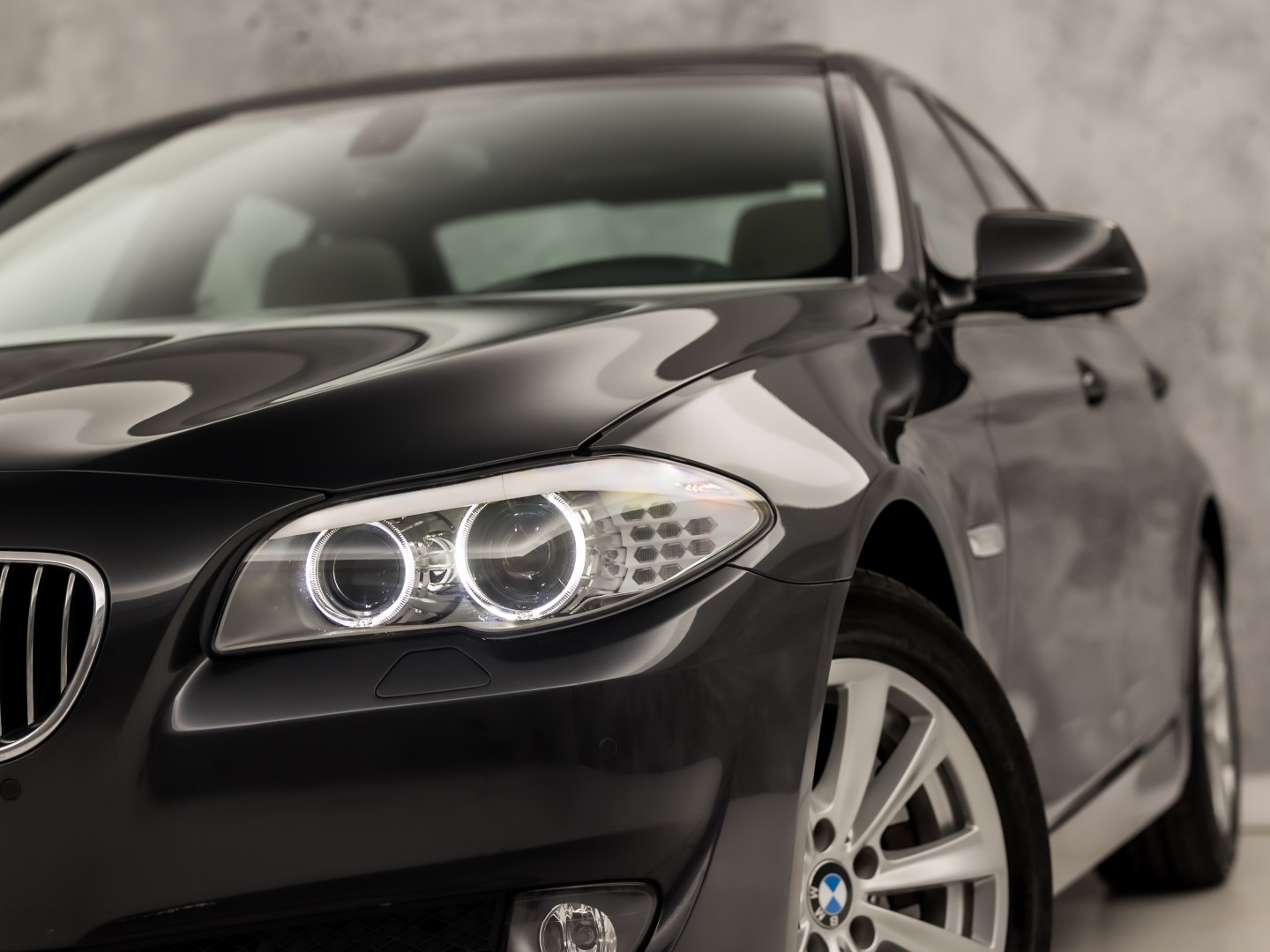 BMW 5 Serie 528i High Executive 245Pk Automaat (SCHUIFDAK, GROOT NAVI, LEDER, GETINT GLAS, ELEK SPORTSTOELEN, ZWART HEMEL, STOELVERWARMING, PARKEERSENSOREN, XENON, NIEUWSTAAT)