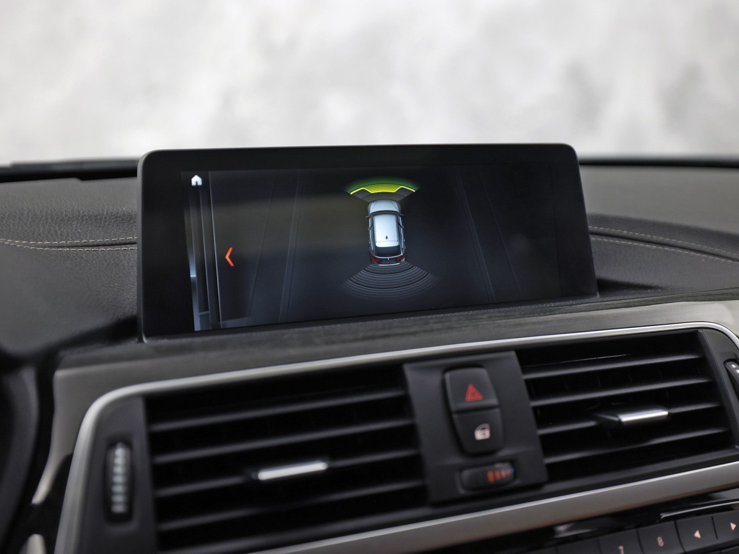 BMW 3 Serie 318i M Sport Automaat (PANORAMADAK, M PAKKET, GROOT NAVI, COGNAC LEDER, STOELVERWARMING, SPORTSTOELEN, VIRTUAL COCKPIT, PARKEERSENSOREN, GETINT GLAS, NIEUWSTAAT)