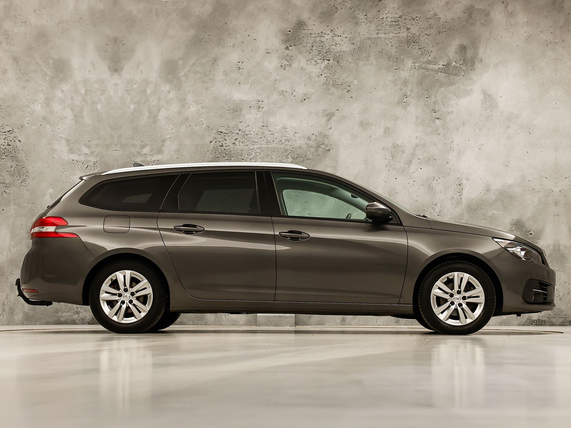 Peugeot 308 SW 1.2 PureTech Sport (PANORAMADAK, APPLE CARPLAY, GROOT NAVI, TREKHAAK, GETINT GLAS, SPORTSTOELEN, PARKEERSENSOREN, CRUISE, NIEUWSTAAT)