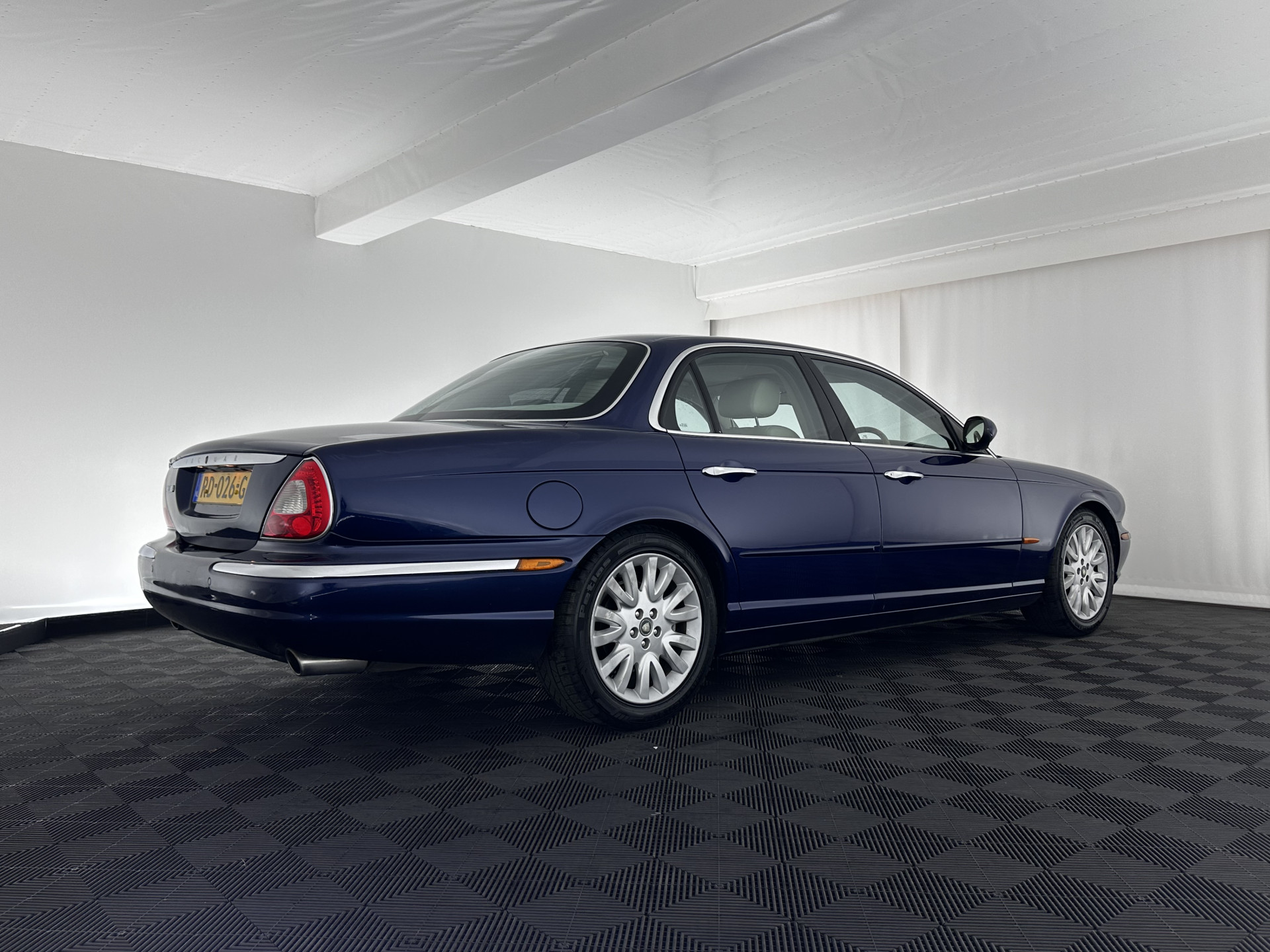 Jaguar XJ 3.5 V8 Executive [ Right-Hand-Drive ] Aut. *LEATHER | BI-XENON | ECC | WOODEN-INLAY | HEATED-COMFORTSEATS | MEMORY-PACK | JAGUAR-AUDIO | PDC | CRUISE | 18"ALU*
