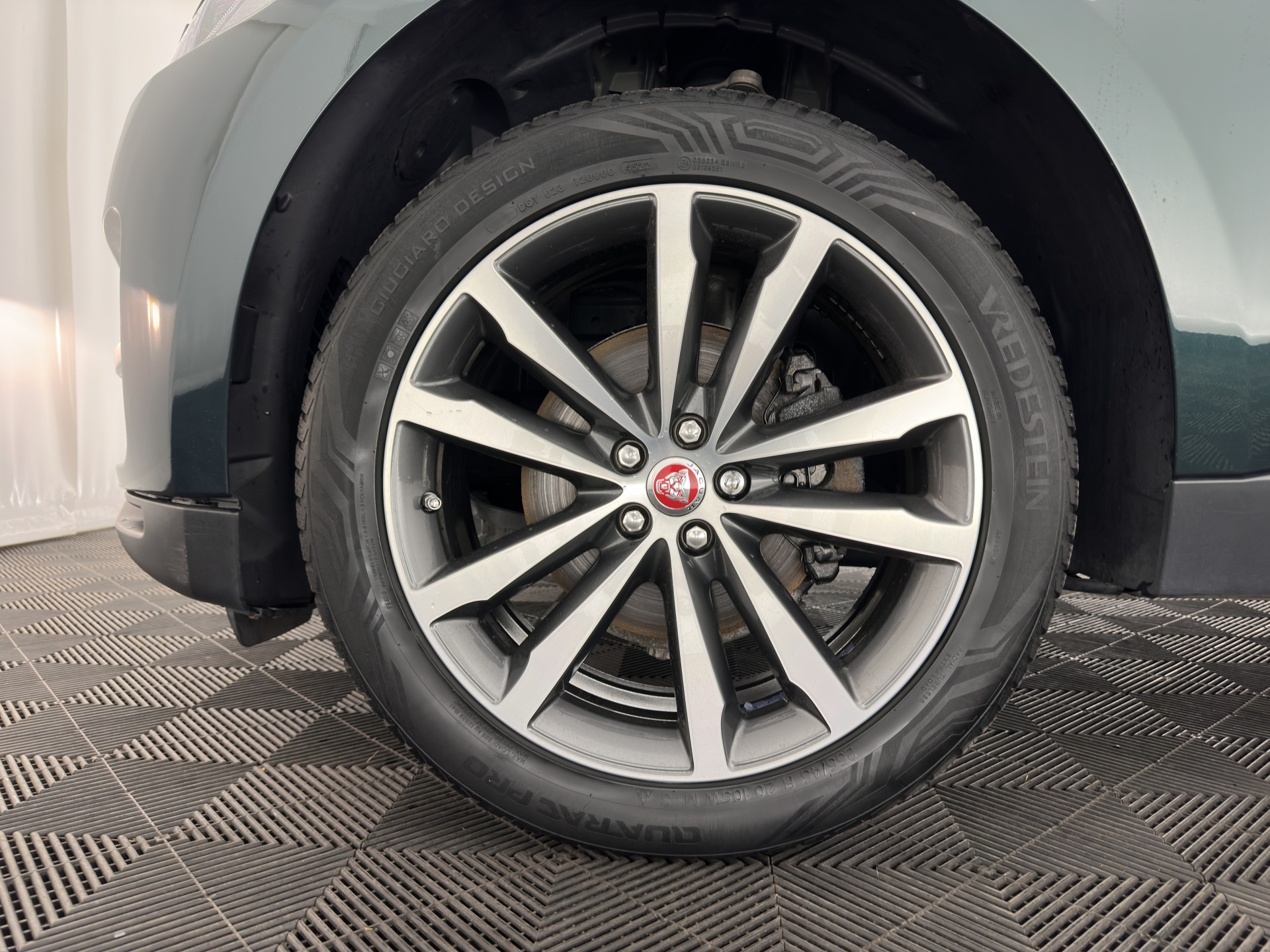 Jaguar F-PACE 2.0 Portfolio AWD 20d Aut. *PANO | DIGI-COCKPIT | XENON | LEATHER | KEYLESS | MERIDIAN-SOUND | NAVI-FULLMAP | ECC | PDC | CRUISE | 19''ALU*