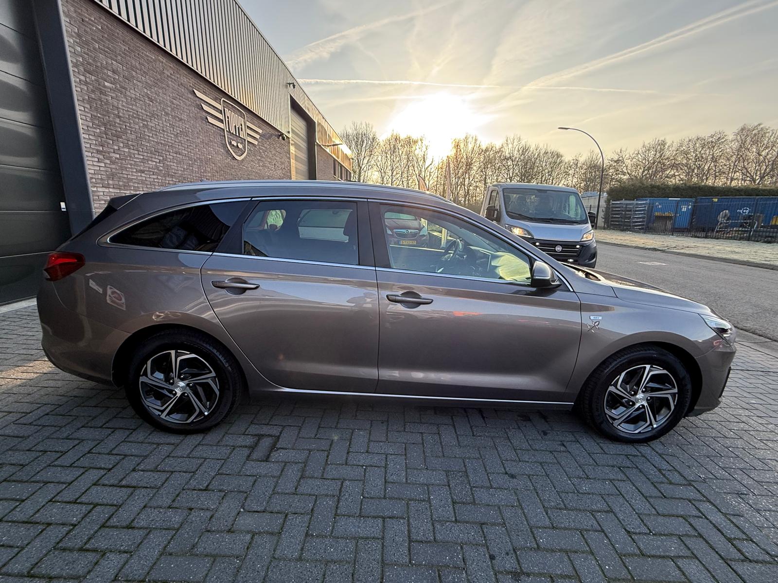 Hyundai i30 Wagon 1.5 T-GDi MHEV Premium | 1E EIGENAAR | 3/6/12MND GARANTIE| LED | CARPLAY | SCHUIFDAK | DAB | NAVI | CRUISE | 160PK |