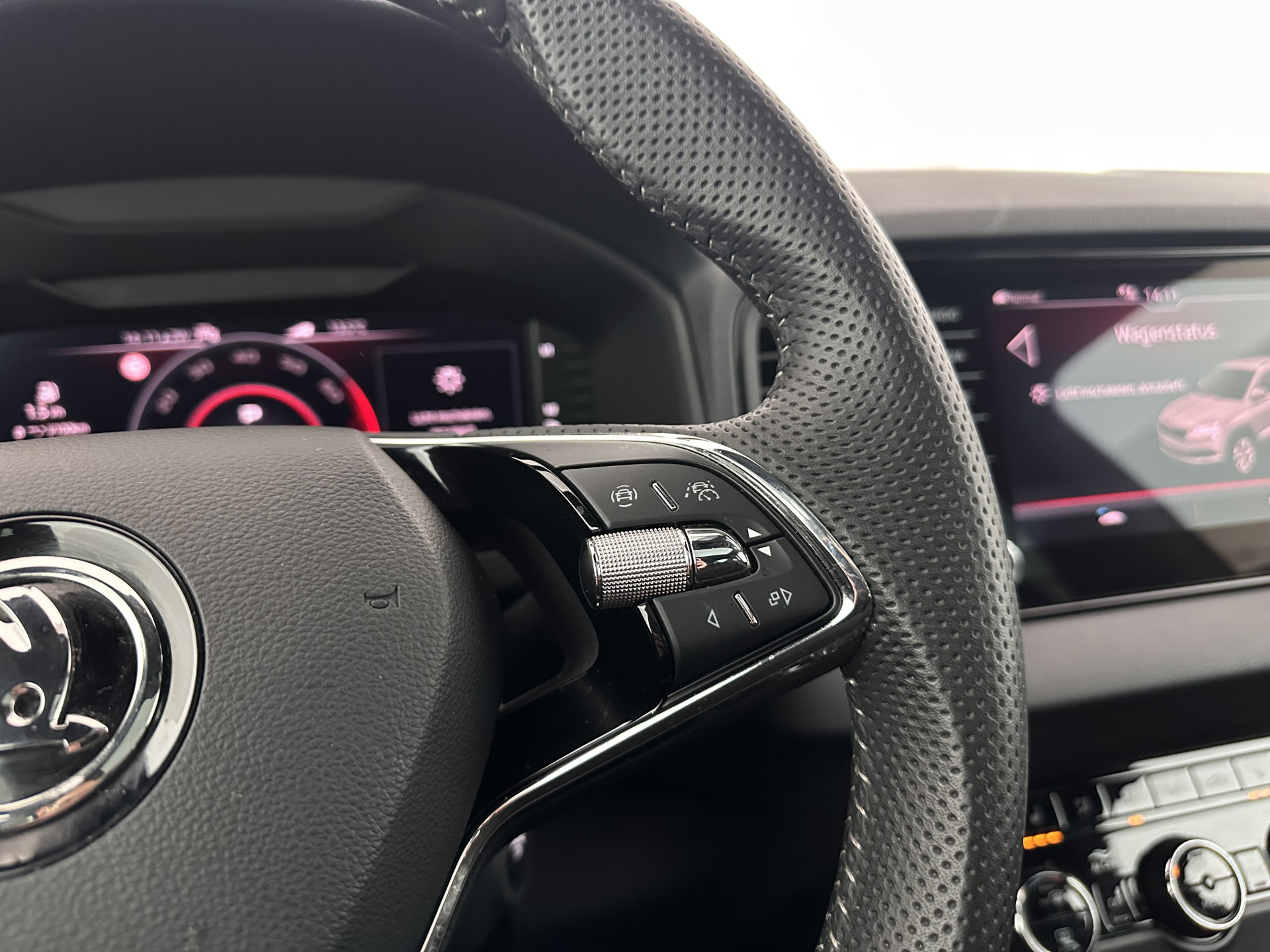 ŠKODA Karoq 1.5 TSI ACT Sportline Business (INCL-BTW) Aut. *PANO | DIGI-COCKPIT | FULL-LED | ADAPTIVE-CRUISE | CANTON-AUDIO | BLINDSPOT | HEATED-SPORTSEATS | CAMERA | AMBIENTLIGHT | NAVI-FULLMAP | KEYLESS | DAB+ | TOWBAR | PRIVACYGLAS