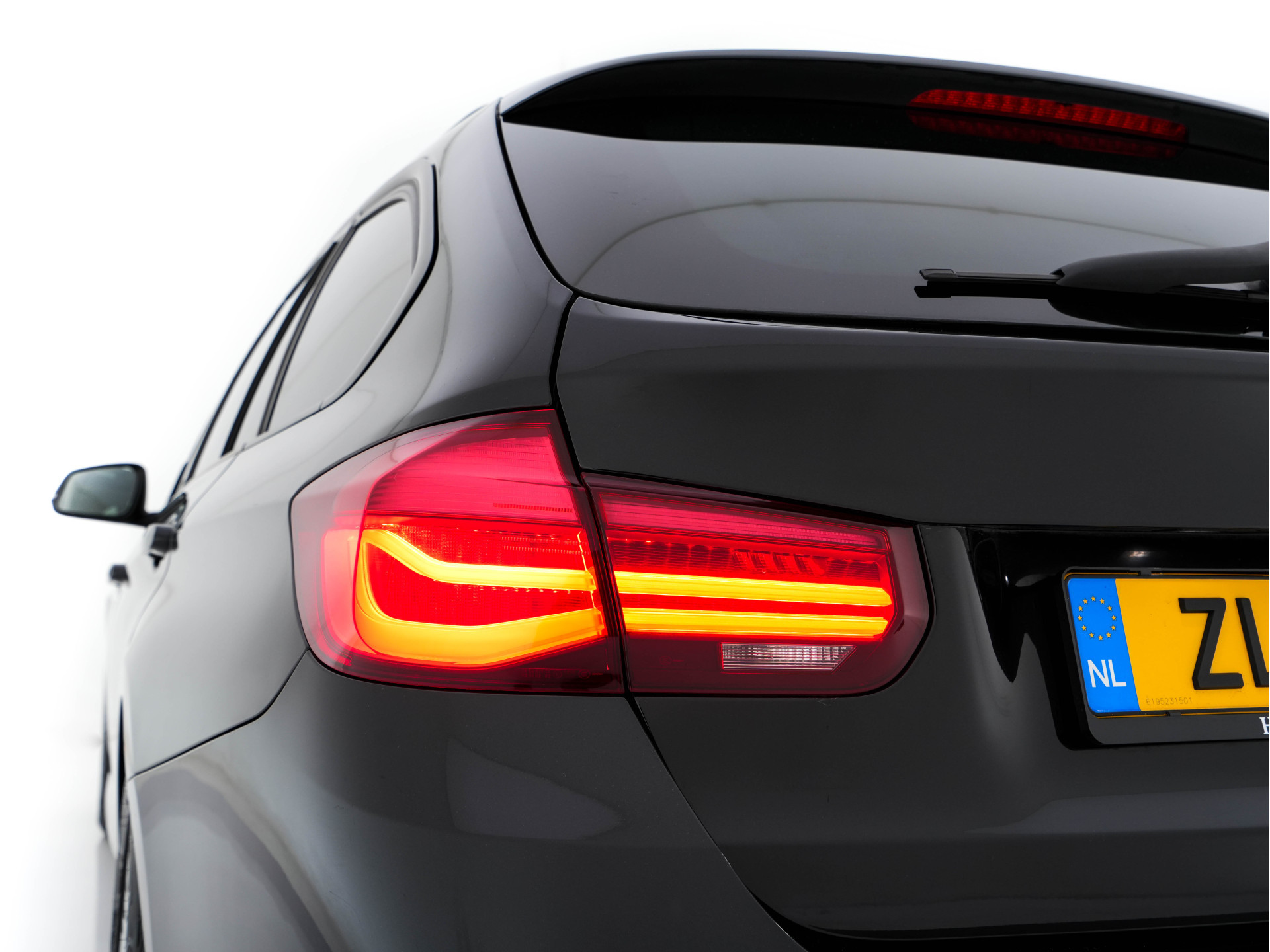 BMW 3-serie Touring 320d EDE Executive Aut. *PANO | LEATHER | FULL-LED | DIGI-COCKPIT | HEATED-SPORTSEATS | NAVI-FULLMAP | PRIVACY-GLASS | ECC | KEYLESS | LANE-ASSIST | PDC | CRUISE | TOWBAR | 18''ALU*