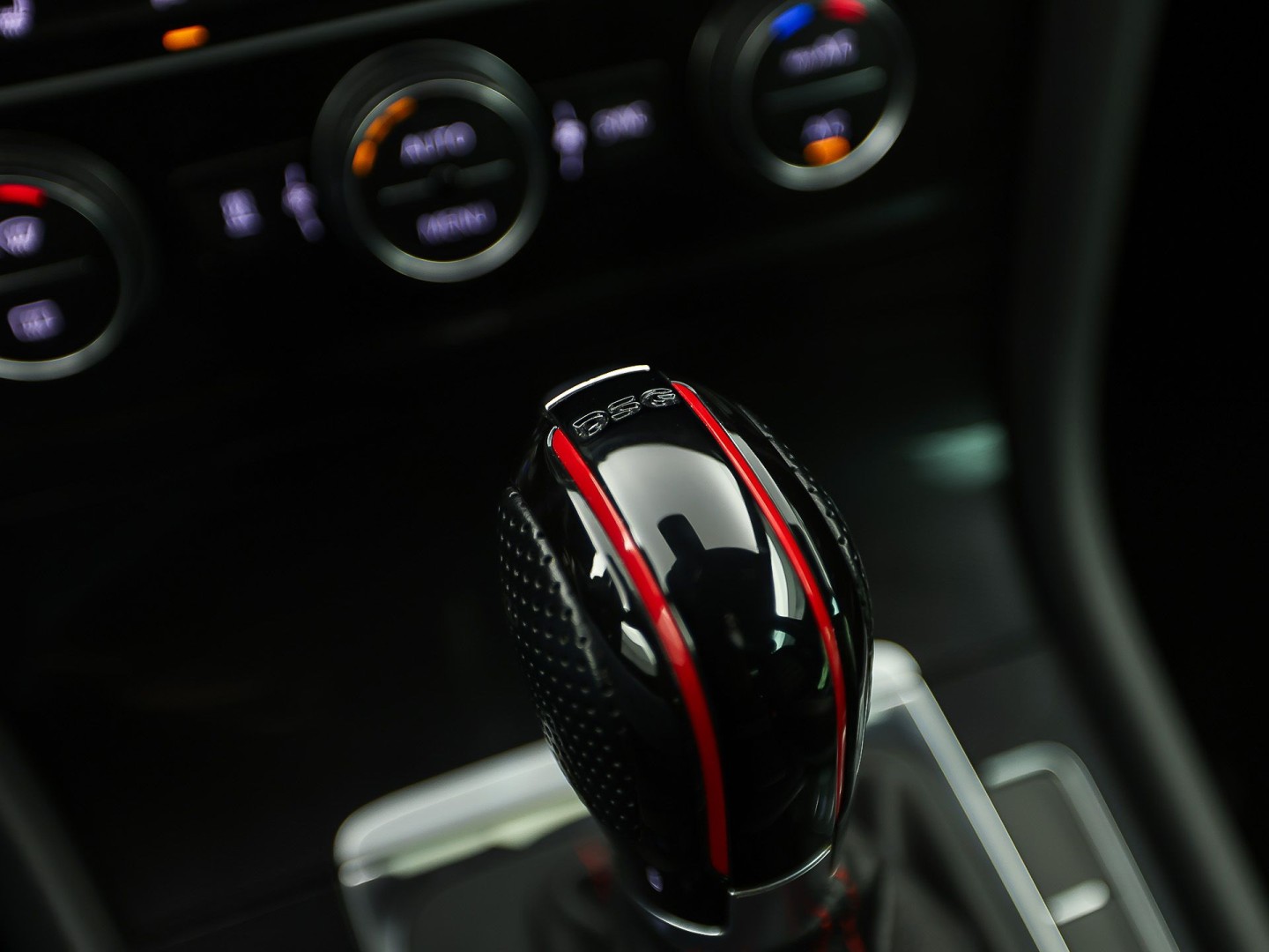 Volkswagen Golf 2.0 TSI GTI 220Pk Automaat (NAVIGATIE, CLIMATE, LEDER, STOELVERWARMING, SPORTSTOELEN, GETINT GLAS, XENON, NIEUWSTAAT)