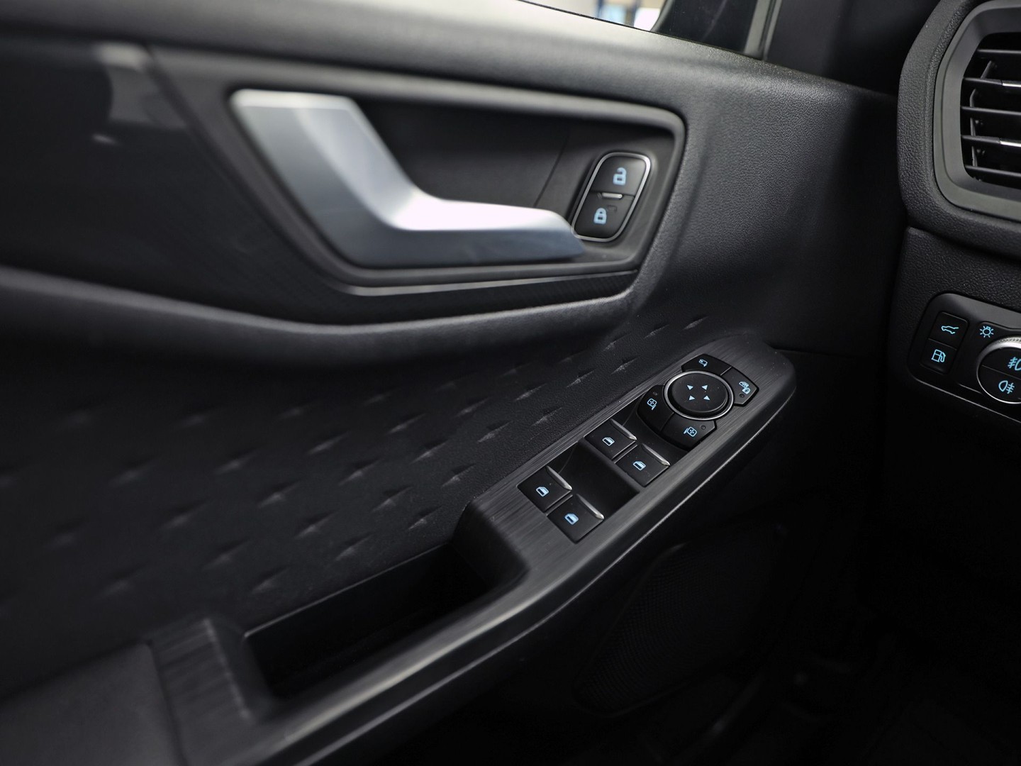 Ford Kuga 2.5 PHEV ST Line 225Pk Automaat (PANORAMADAK, SOH 87,7%, APPLE CARPLAY, LEDER/ALCANTARA, STUUR/STOELVERWARMING, CAMERA, SPORTSTOELEN, HEAD-UP DISPLAY, ADAPTIVE CRUISE, GETINT GLAS, NIEUWE APK, NIEUWSTAAT)