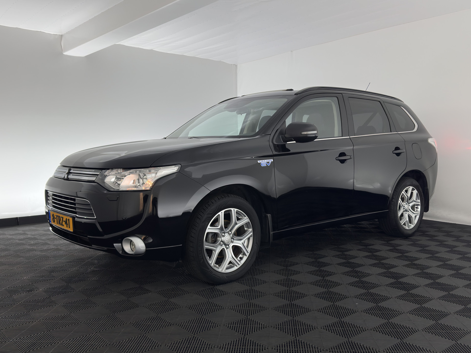 Mitsubishi Outlander 2.0 PHEV Instyle+ (Plug-In) Aut.* FULL-LEATHER | XENON | NAVI-FULLMAP | KEYLESS | CAMERA | HEATED-COMFORTSEATS | ECC | SHIFT-PADDELS | PDC | CRUISE | DAB | TOWBAR | PRIVACY-GLASS | LANE-ASSIST | 18'' ALU*