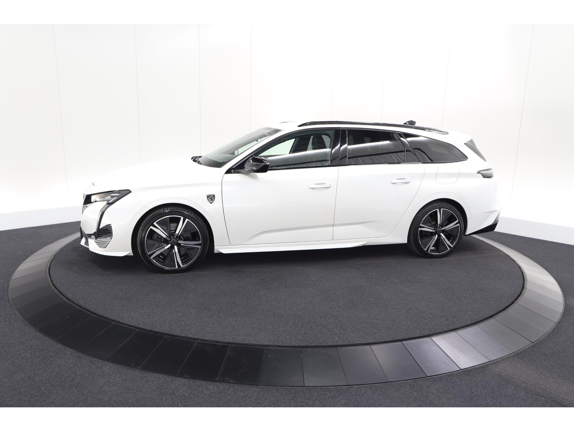 Peugeot 308 SW 1.6 HYbrid 180 GT Pack Business | Trekhaak | 360 Camera | Adaptieve Cruise Control | Elektronische Kofferklep
