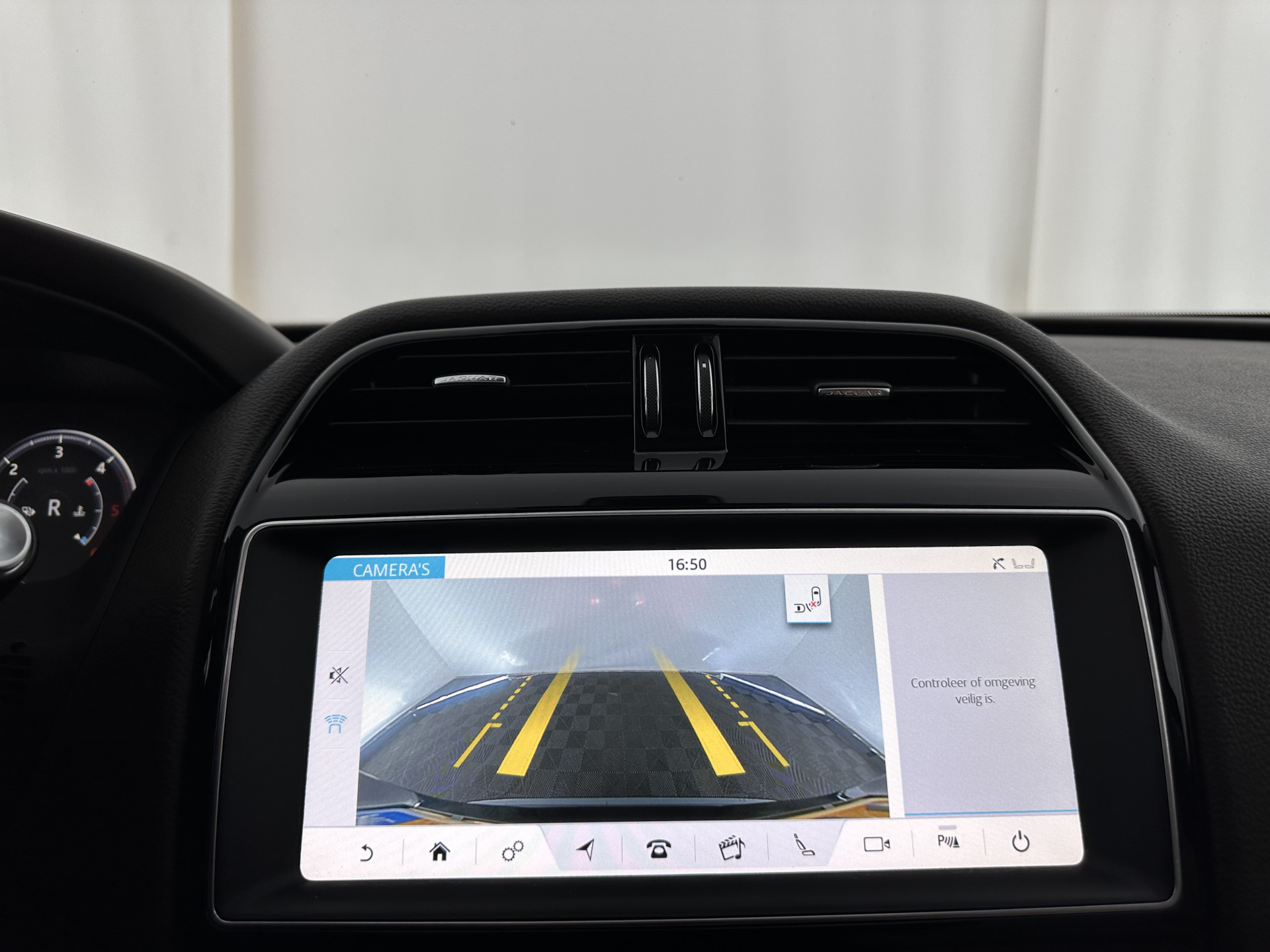 Jaguar F-PACE 2.0 Portfolio AWD 20d Aut. *PANO | DIGI-COCKPIT | XENON | LEATHER | KEYLESS | MERIDIAN-SOUND | NAVI-FULLMAP | ECC | PDC | CRUISE | 19''ALU*