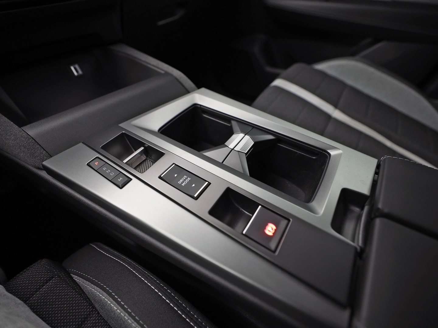 Opel Grandland X 1.2 Turbo Hybrid Sport Automaat (VIRTUAL COCKPIT, APPLE CARPLAY, GROOT NAVI, GETINT GLAS, SPORTSTOELEN, ADAPTIVE CRUISE, KEYLESS, SPORTSTUUR, GETINT GLAS, NIEUWSTAAT)