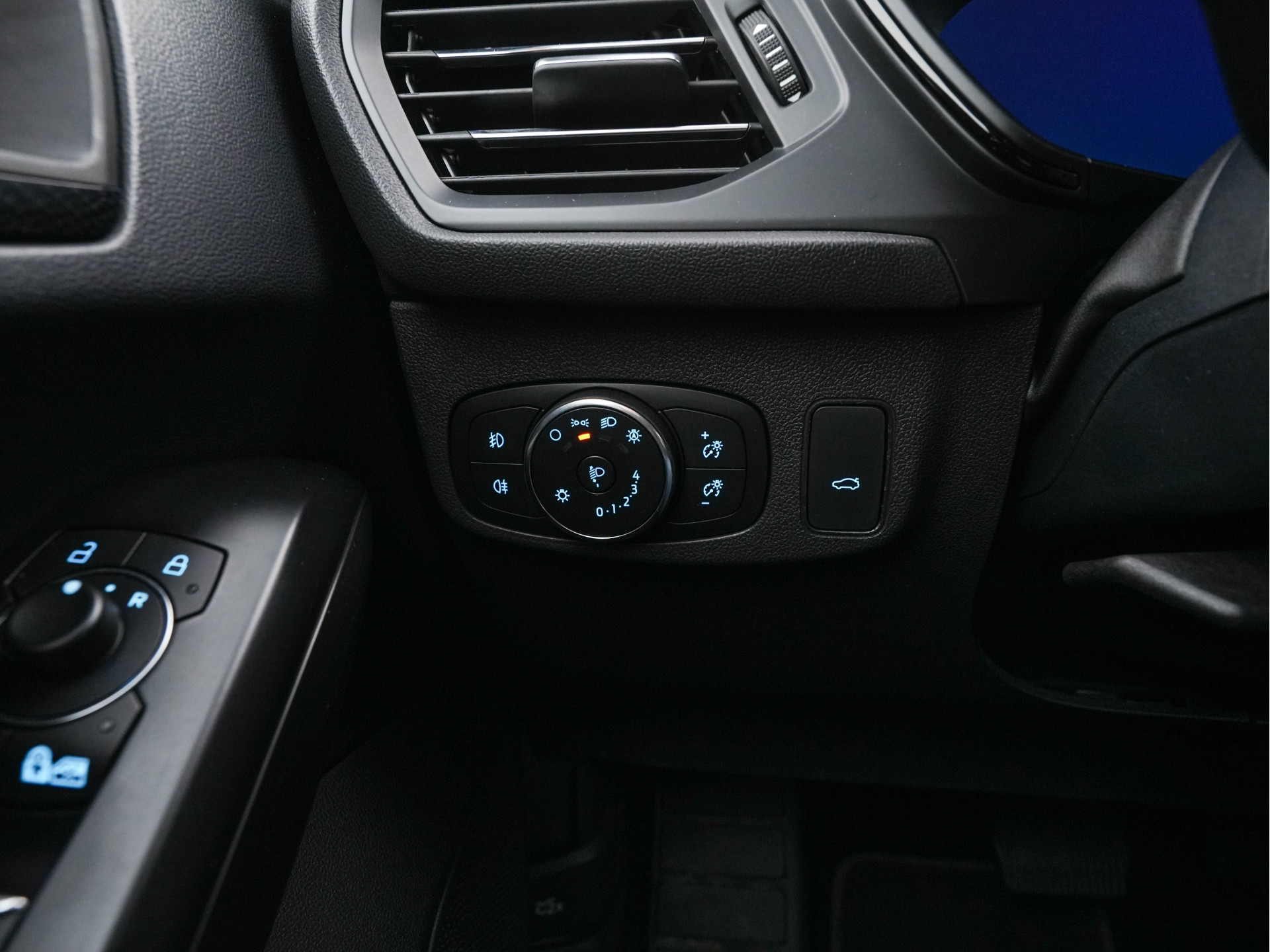 Ford Focus Wagon 2.0 ST-Line-X Business EcoBlue (INCL-BTW) Aut. *ADAPTIVE-CRUISE | DIGI-COCKPIT | KEYLESS | CAMERA | NAVI-FULLMAP | HEATED-SPORTSEATS | DAB+ | SHIFT-PADDLES | ECC | PDC | TOWBAR | 18''ALU*