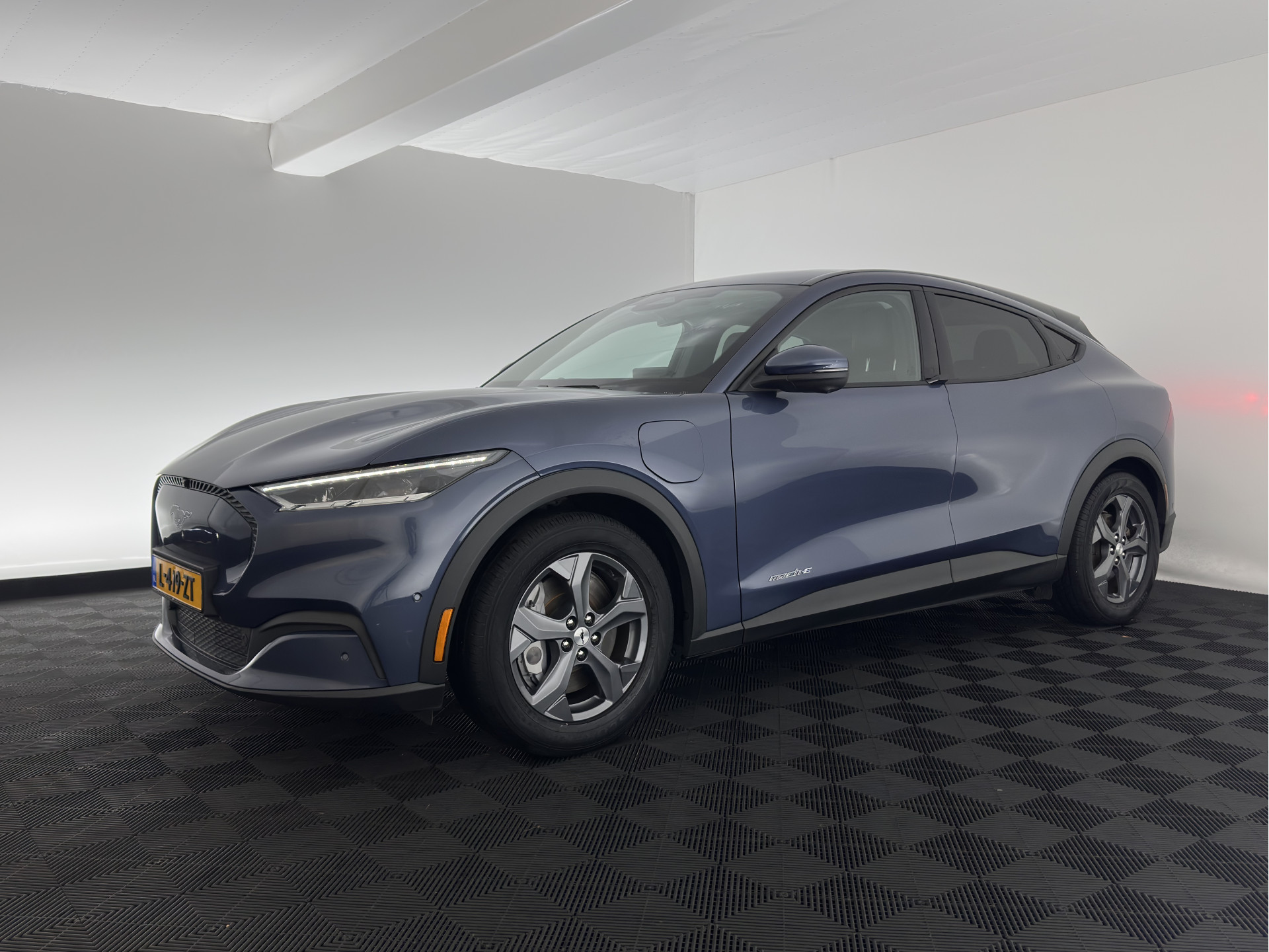 Ford Mustang Mach-E RWD 75 kWh [3-Fase ] {SOH-90%} (INCL-BTW) Aut.*LEATHER | FULL-LED | DAB | DIGI-COCKPIT | KEYLESS | NAVI-FULLMAP | CARPLAY | HEATED-COMFORTSEATS | TOPVIEW |  ADAPTIVE-CRUISE | PRIVACY-GLASS | 18'' ALU*