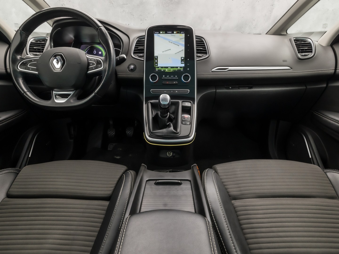 Renault Grand Scénic 1.3 TCe Bose 7 Persoons (PANORAMADAK, APPLE CARPLAY, GROOT NAVI, LEDER, SPORTSTOELEN, GETINT GLAS, BOSE AUDIO, CAMERA, NIEUWE APK, NIEUWSTAAT)