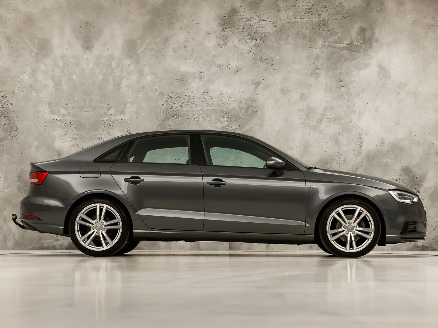 Audi A3 Limousine 1.4 TFSI S-Line Sport 150Pk (2X S-LINE, GROOT NAVI, BANG&OLUFSEN, KEYLESS, AFGEVLAKT STUUR, STOELVERWARMING, PARKEERSENSOREN, SPORTSTOELEN, LM VELGEN, NIEUWE APK)