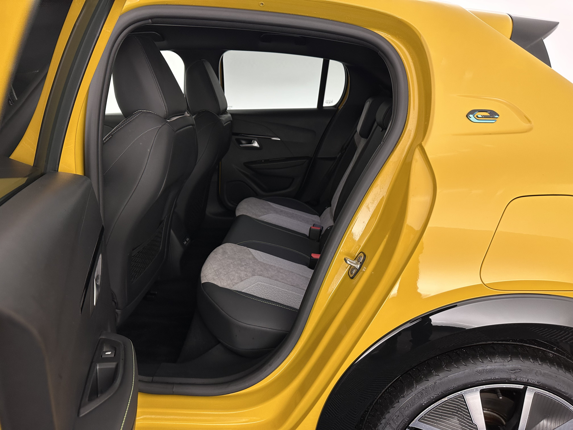 Peugeot e-208 EV GT 350 50 kWh [ 3-Fase ] {SOH-88%} (INCL-BTW) *HEATPUMP | LEATHER-ALCANTARA | FULL-LED | DIGI-COCKPIT | BLINDSPOT | CAMERA | AMBIENT-LIGHT | NAVI-FULLMAP | LANE-ASSIST | KEYLESS | DAB | PRIVACY-GLASS | HEATED-SPORTSEATS | ...