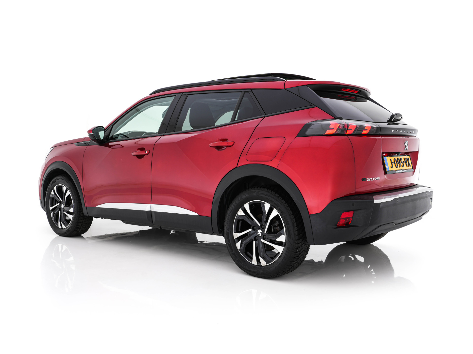 Peugeot e-2008 EV Allure 50 kWh [ 3-Fase ] {SOH-84%} (INCL-BTW) *PANO | LEATHER-FABRIC | FULL-LED | SPORT-SEATS | DIGI-COCKPIT | CAMERA | KEYLESS | PRIVACY-GLASS | DAB+ | NAVI-FULLMAP | ECC | CARPLAY | LANE-ASSIST | PDC | CRUISE | 17''ALU*