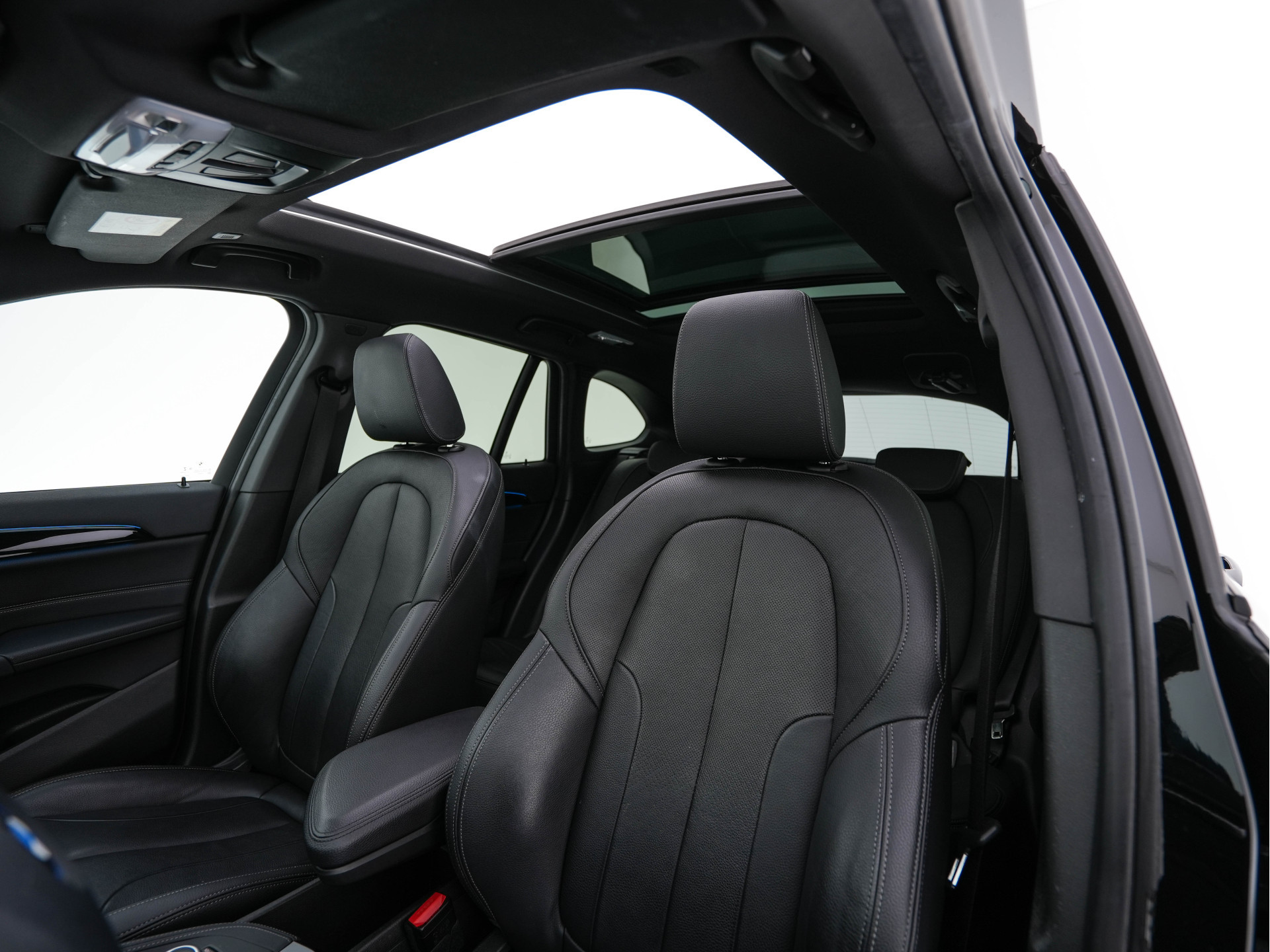 BMW X1 xDrive25e Sportline Business Edition Plus (Plug-In) (INCL-BTW) Aut. *PANO | LEATHER | FULL-LED | HEATED-SPORTSEATS | HIFI-SYSTEM | CAMERA | PRIVACYGLASS | NAVI-FULLMAP | ECC | HEAD-UP | PDC | KEYLESS | DAB | CRUISE | TOWBAR | AMBIENTLIGHT | 18