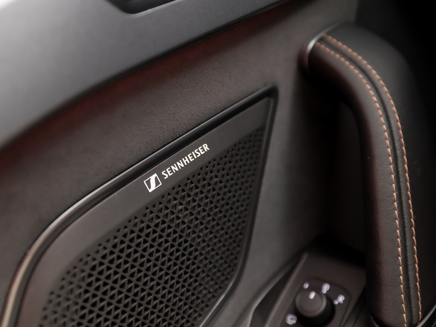 CUPRA Leon 1.5 TSI Sport 150Pk Automaat (APPLE CARPLAY, GROOT NAVI, KUIPSTOELEN, SENNHEISER AUDIO, CAMERA, STUUR/STOELVERWARMING, GETINT GLAS, NIEUWSTAAT)