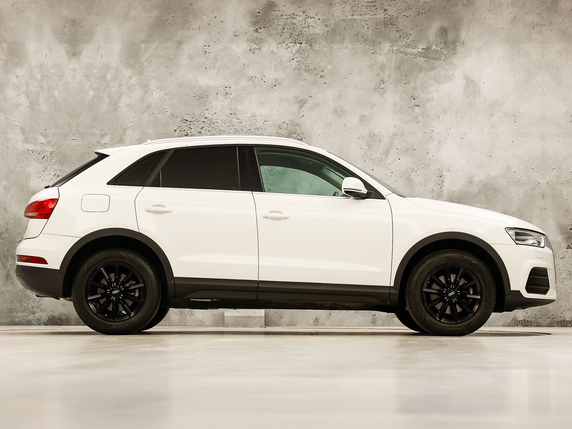 Audi Q3 1.4 TFSI Sport 150Pk Automaat (NAVIGATIE, CLIMATE, STOELVERWARMING, GETINT GLAS, SPORTSTOELEN, BLUETOOTH, NIEUWE APK, NIEUWSTAAT)