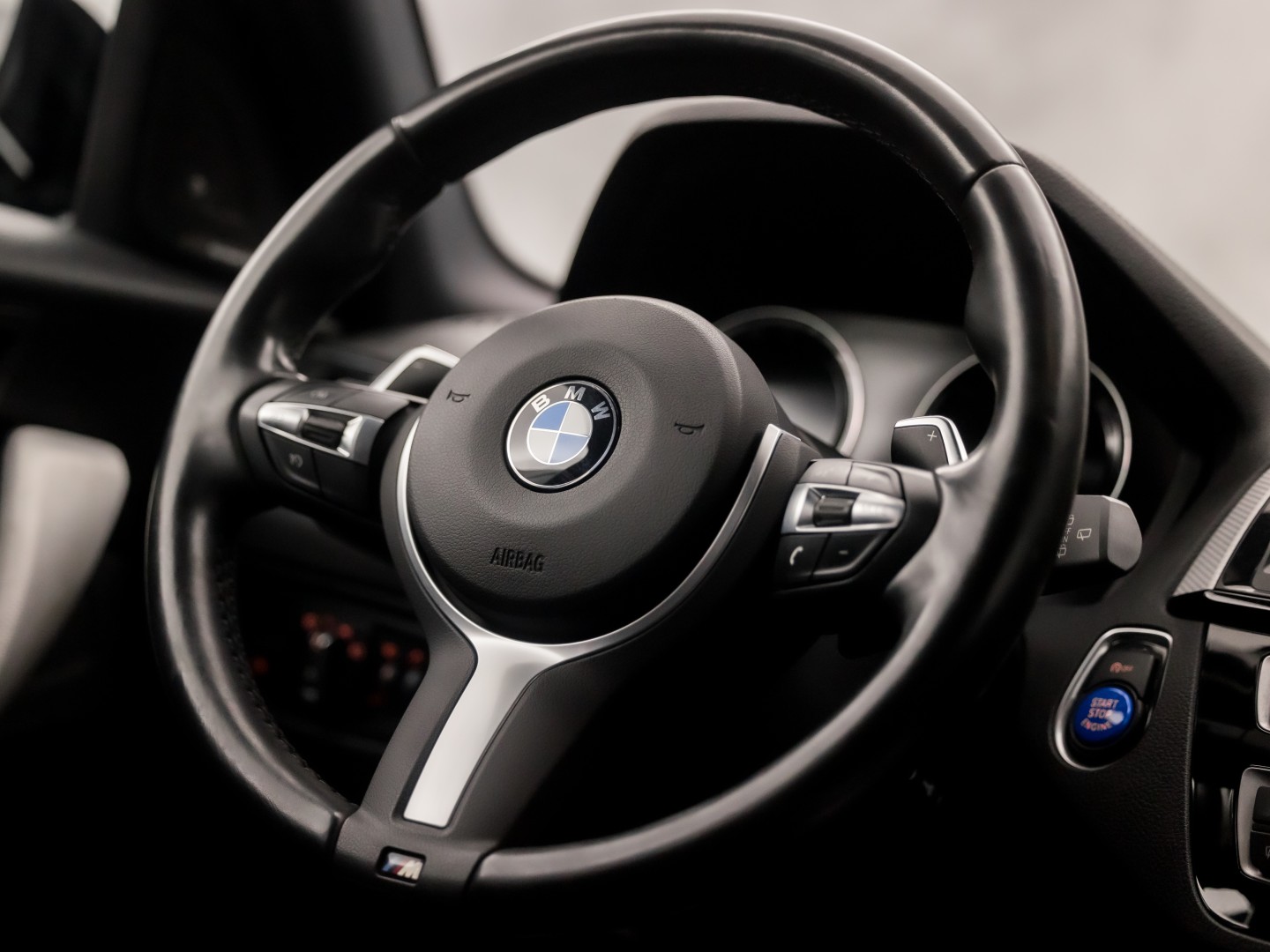 BMW M140i M Sport High Executive 340Pk Automaat (6 CILINDER, M PAKKET, HARMAN/KARDON, ALCANTARA, CAMERA, SPORTSTOELEN, M SPORTREMMEN, NAVIGATIE, STOELVERWARMING, GETINT GLAS, NIEUWSTAAT)