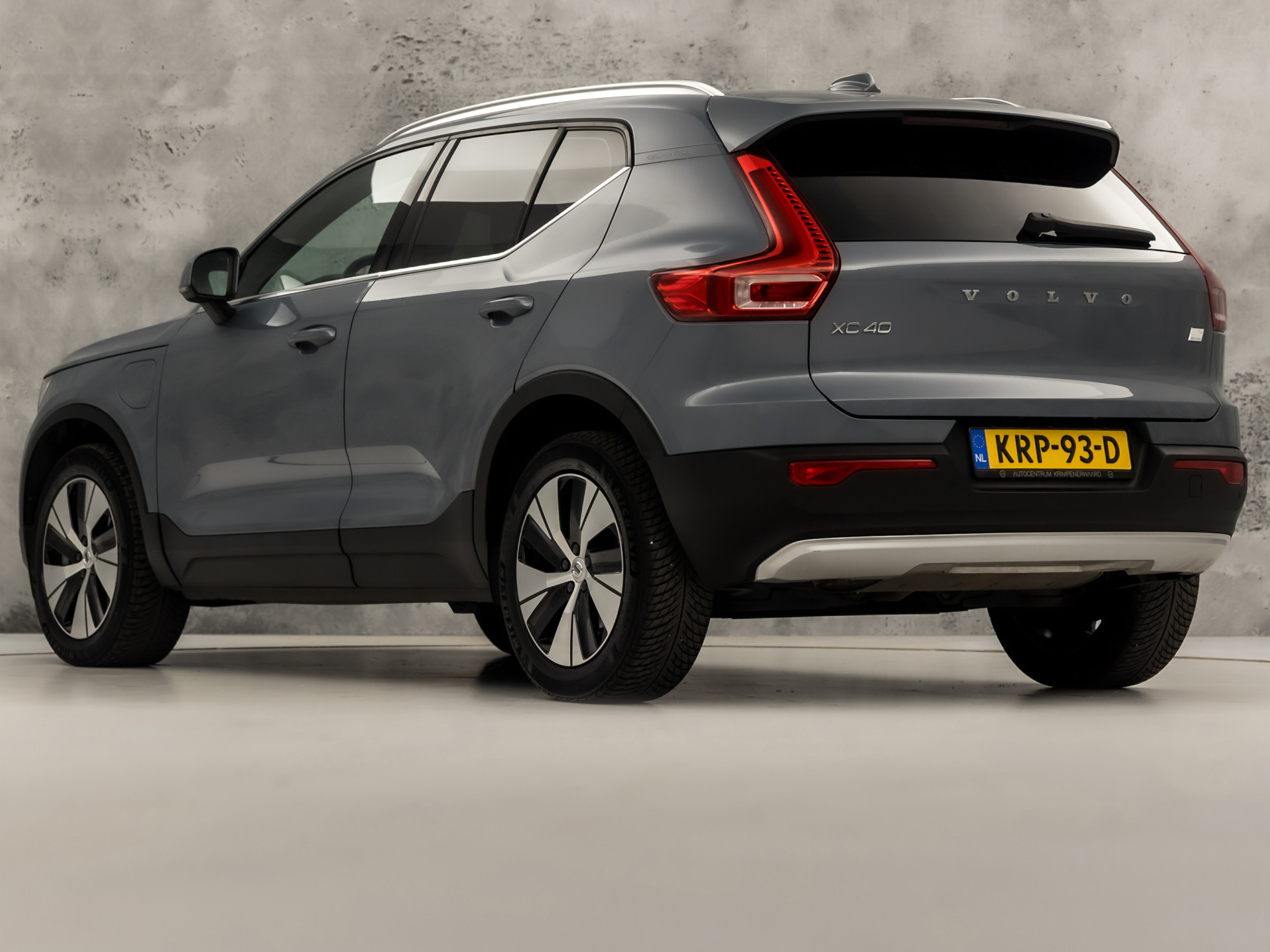 Volvo XC40 1.5 T4 Recharge Inscription 211Pk Automaat (APPLE CARPLAY, STUUR/STOELVERWARMING, MEMORY SEATS, CAMERA, STOELVERWARMING ACHTER, KEYLESS, GETINT GLAS, ELEK ACHTERKLEP, ZWART HEMEL, NIEUWSTAAT)
