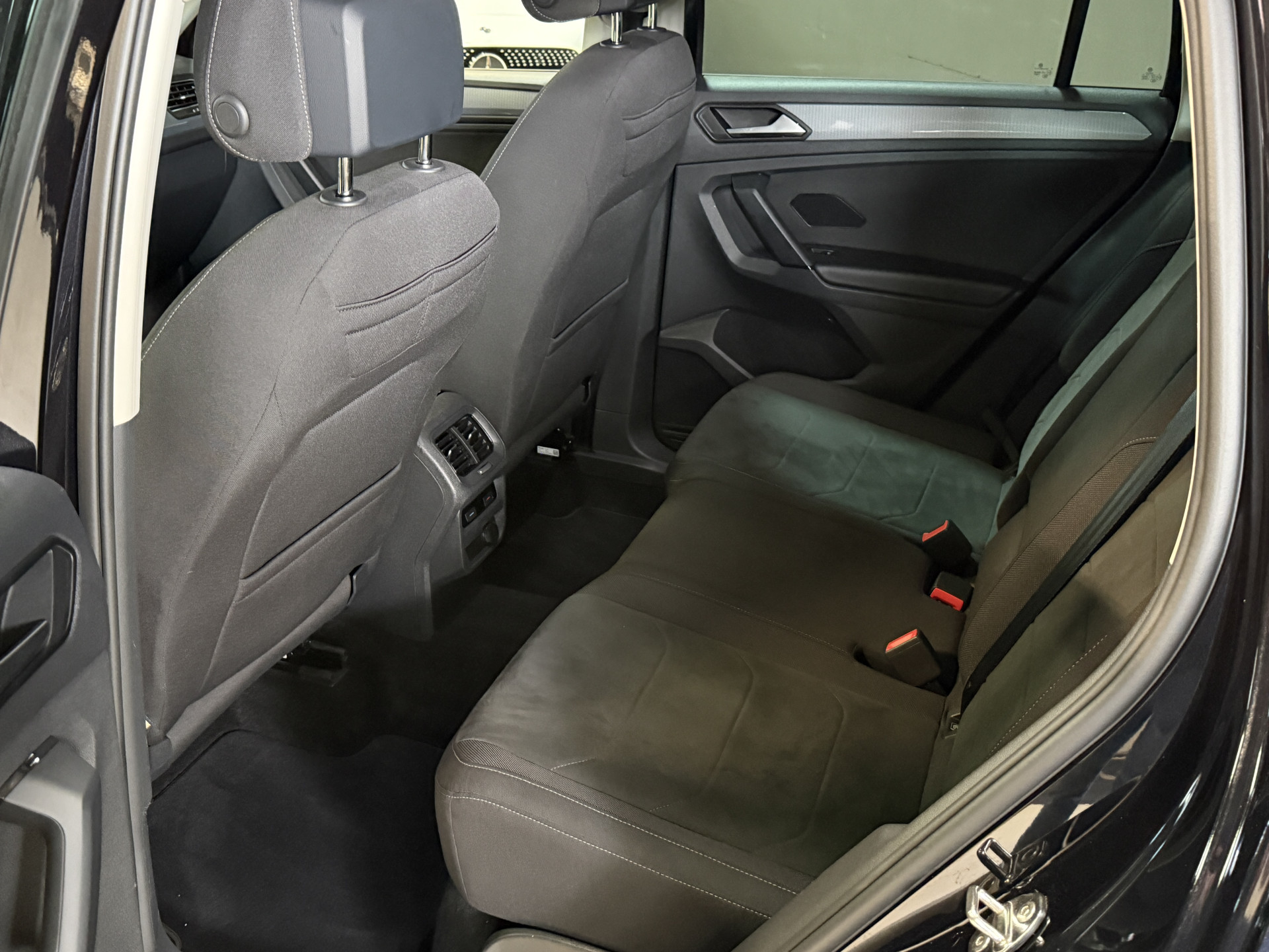 Volkswagen Tiguan 1.4 TSI eHybrid R-Line Business+ | Camera | Stoelverwarming | Dodehoeksensoren