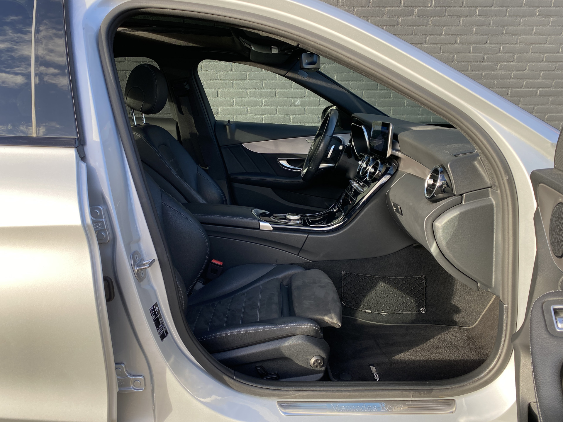 Mercedes-Benz C-klasse 180 Business Solution AMG AUT. | dealer onderhouden | panoramadak | night pakket | navigatie | NL auto