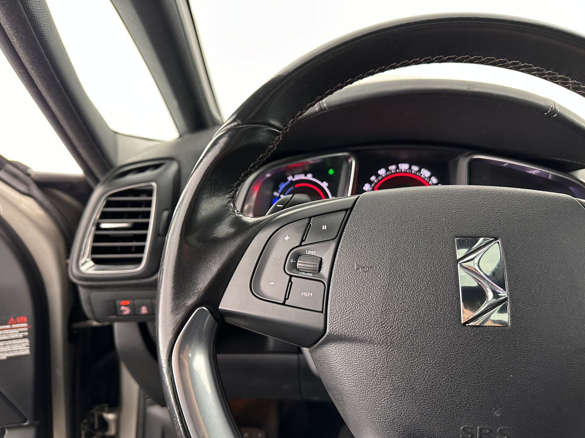 Citroën DS5 2.0 Hybrid4 Business Executive AWD Aut. *PANO | XENON | LEATHER | MEMORY-PACK | NAVI-FULLMAP | KEYLESS | CAMERA | HEAD-UP | MASSAGE | CRUISE | SPORT-SEATS | TOWBAR | 17"ALU*