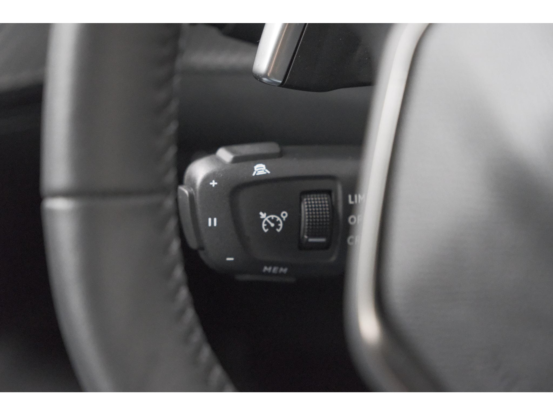 Peugeot 2008 Hybrid 136 e-DCS6 Allure | 360 Camera | Adaptieve Cruise Control | Dodehoekdetectie | Navigatie