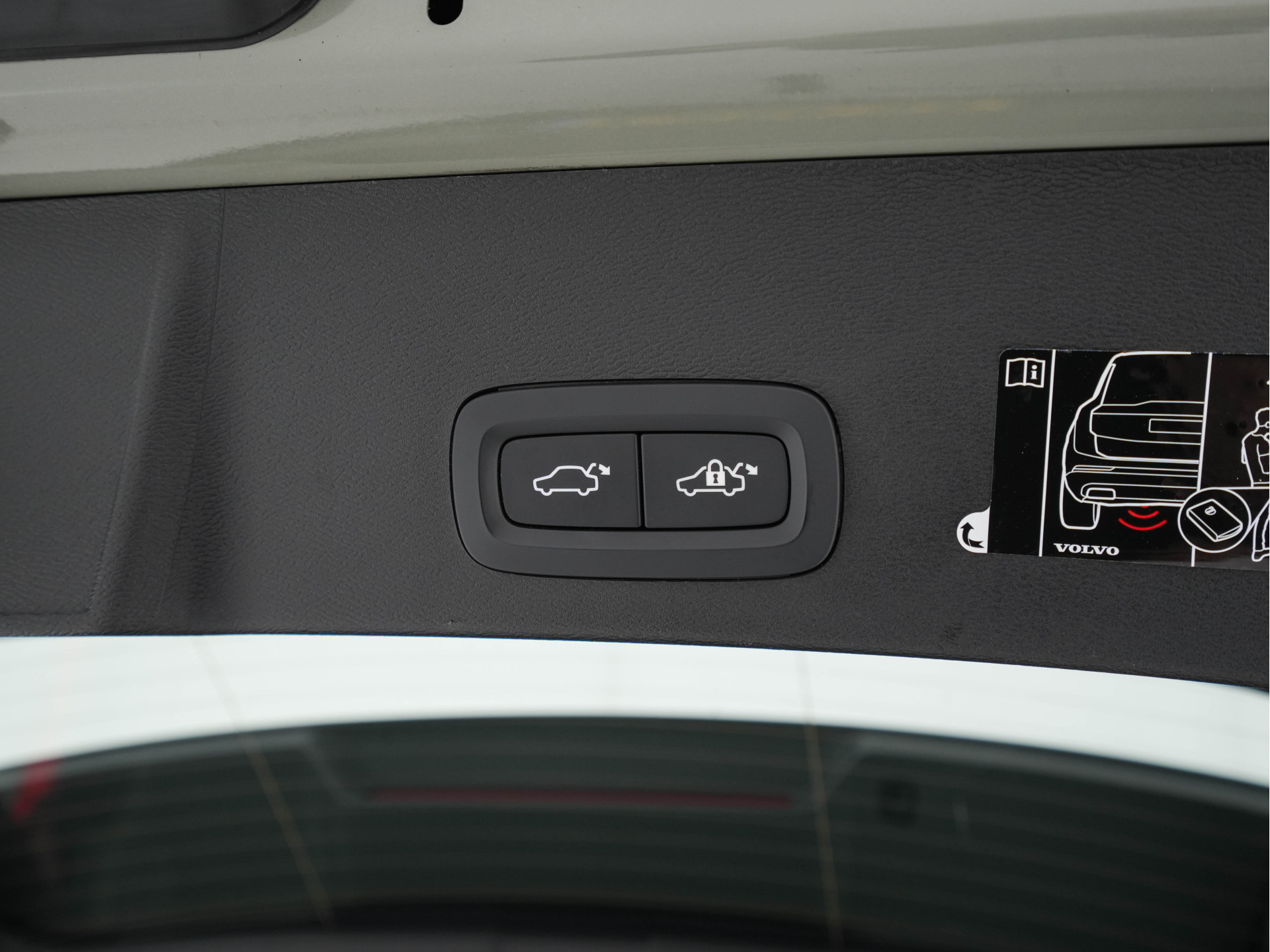 Volvo XC40 Recharge P8 AWD R-Design [ 3-Fase-11kW ] {SOH-90%} (INCL-BTW) Aut. *PANO | LEATHER-ALCANTARA | ADAPTIVE-CRUISE | DIGI-COCKPIT | FULL-LED | HARMAN/KARDON | CAMERA | NAVI-FULLMAP | ECC | PDC | KEYLESS | HEATED-SPORTSEATS | TOWBAR | 20''ALU*