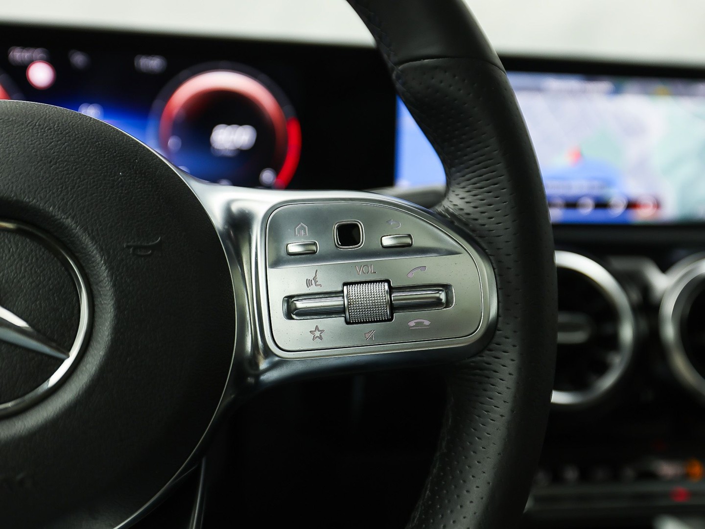 Mercedes-Benz CLA-Klasse 200 AMG Sport 163Pk Automaat (PANORAMADAK, GROOT NAVI, LEDER, CAMERA, SPORTSTOELEN, GETINT GLAS, STOELVERWARMING, NIEUWSTAAT)