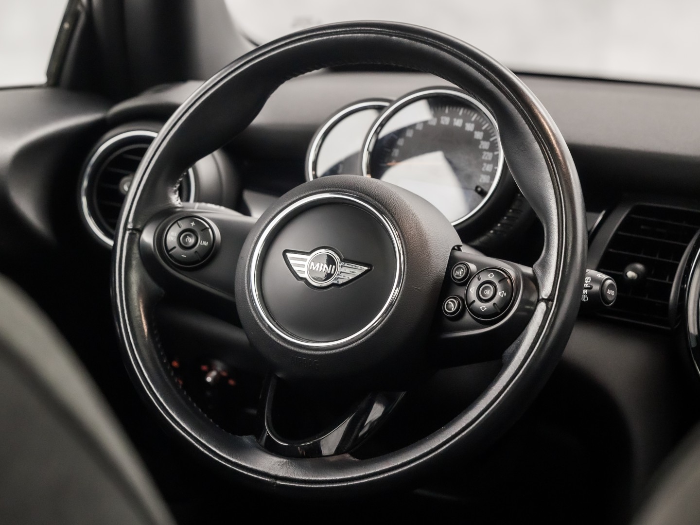 MINI One 1.5 Cooper Marylebone (PANORAMADAK, NAVIGATIE, CLIMATE, LEDER, STOELVERWARMING, SPORTSTOELEN, UNIUN JACK ACHTERLICHTEN, GETINT GLAS, NIEUWSTAAT)