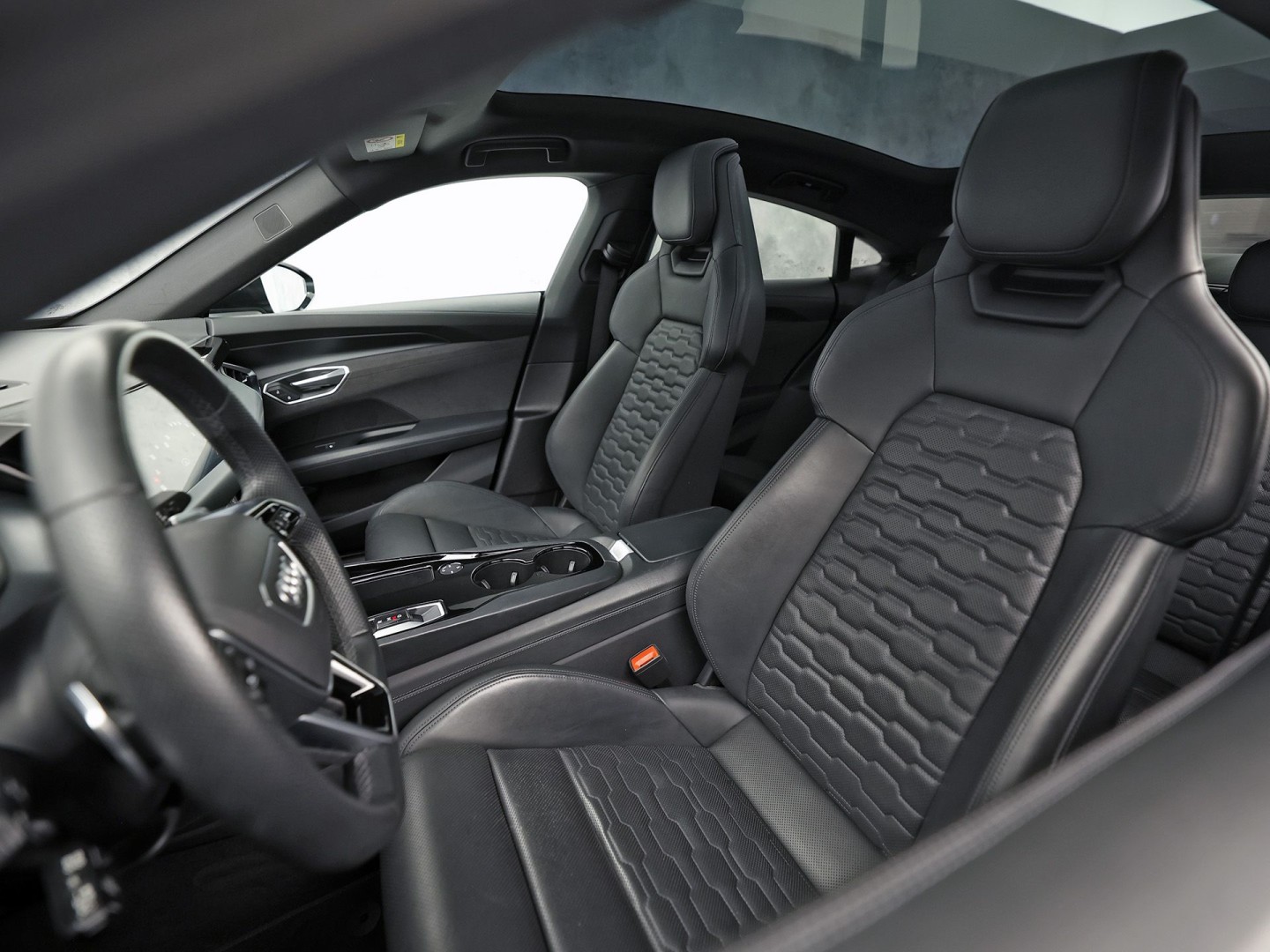 Audi e-tron GT GT 93 kWh Automaat 476Pk (PANORAMADAK, SOH 92,8%, APPLE CARPLAY, 360 CAMERA, MATRIX LED, BANG&OLUFSEN, ELEKTRISCHE STOELEN, STOELVERWARMING/KOELING, NIEUWSTAAT)