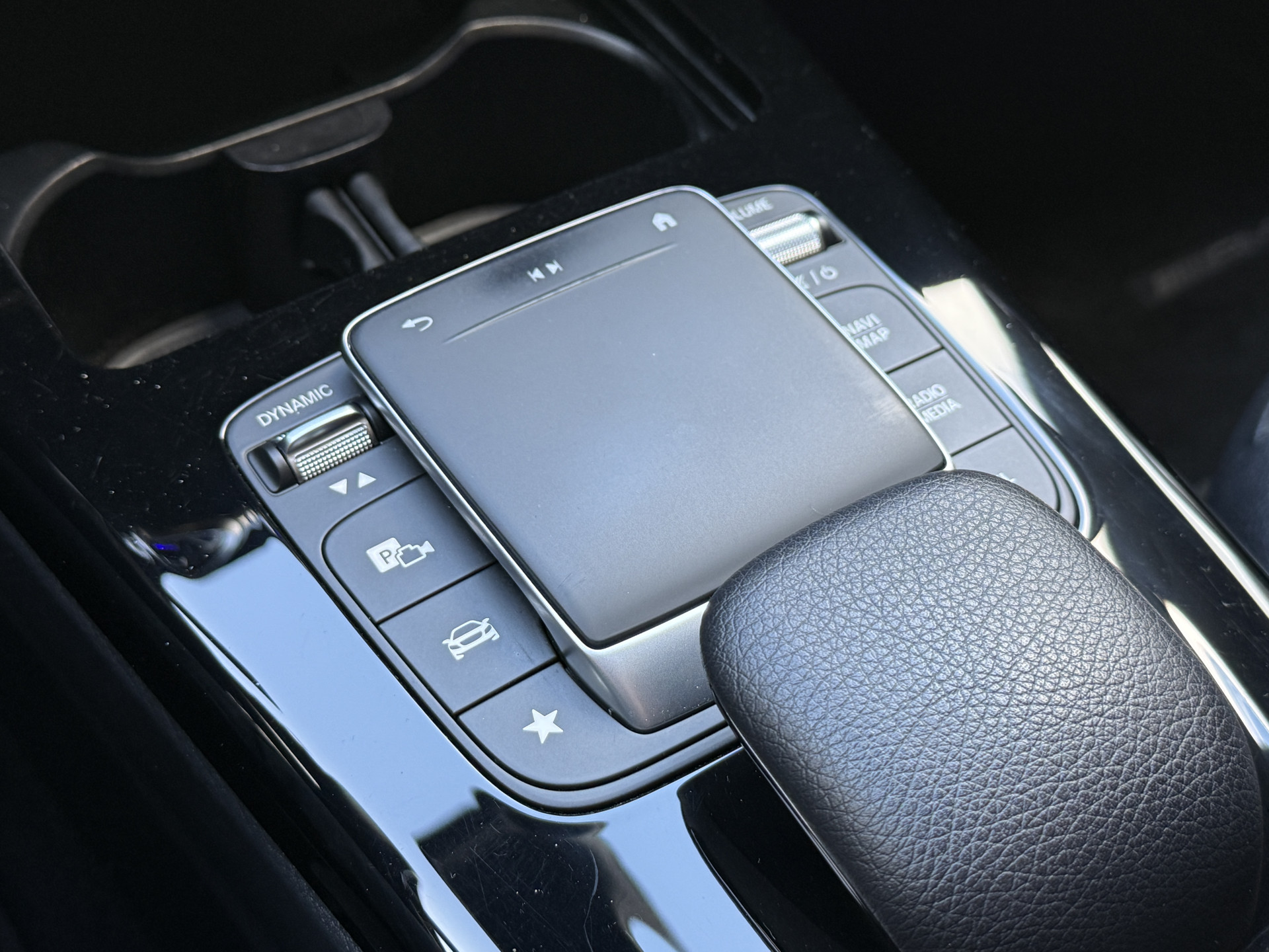 Mercedes-Benz CLA-klasse Shooting Brake 200 Business Solution AMG | Panoramadak | Sfeerverlichting | Multibeam