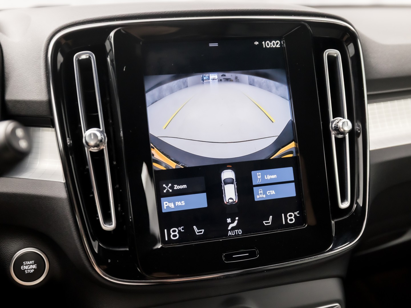 Volvo XC40 1.5 T4 Recharge Inscription 211Pk Automaat (APPLE CARPLAY, STUUR/STOELVERWARMING, MEMORY SEATS, CAMERA, STOELVERWARMING ACHTER, KEYLESS, GETINT GLAS, ELEK ACHTERKLEP, ZWART HEMEL, NIEUWSTAAT)