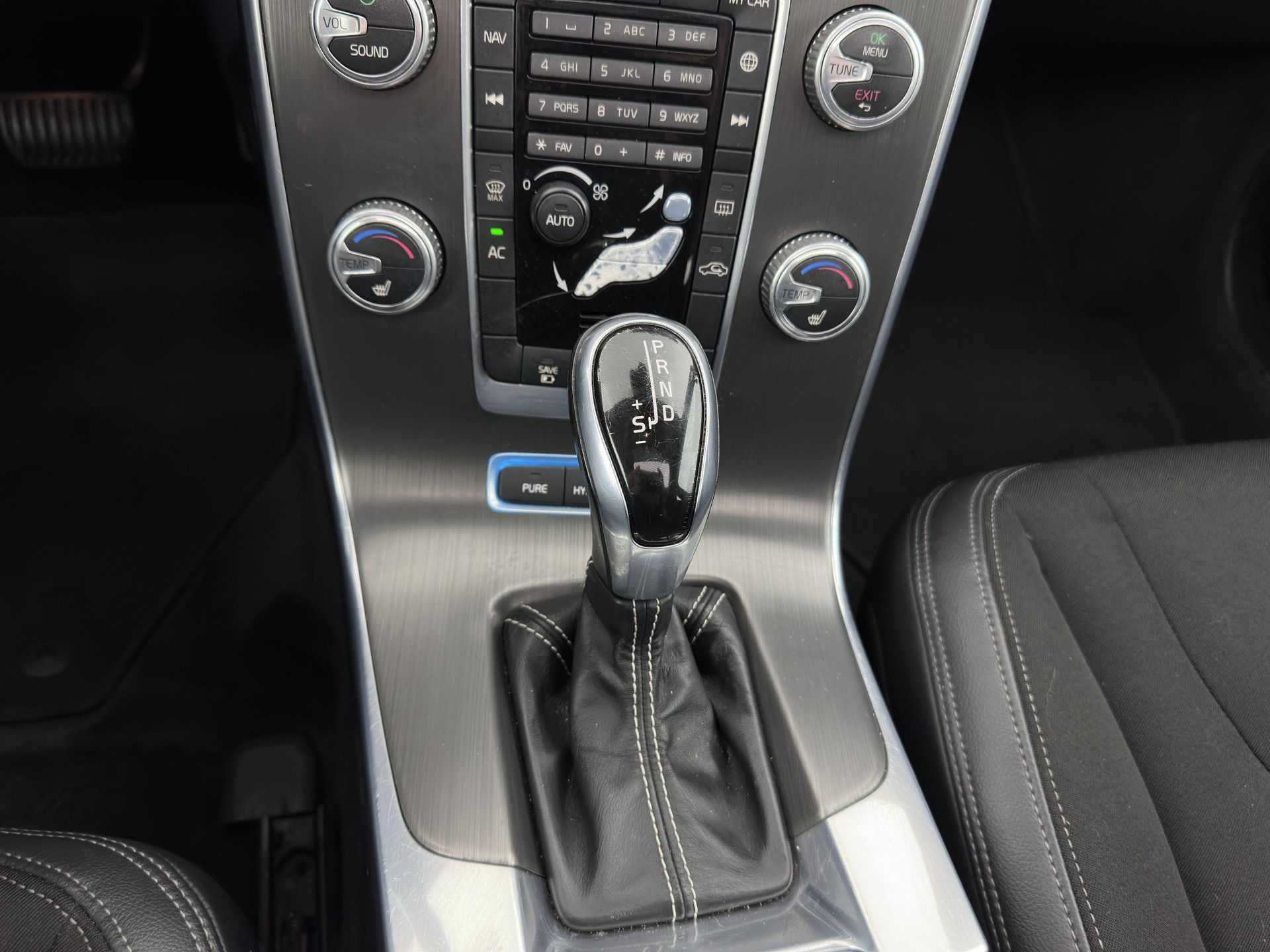 Volvo V60 2.4 D6 AWD Plug-In Hybrid Momentum Aut. *PANO | LEATHER-FABRIC | NAVI-FULLMAP | HEATED-COMFORTSEATS | ECC | PDC | CRUISE | TOWBAR | 17''ALU*