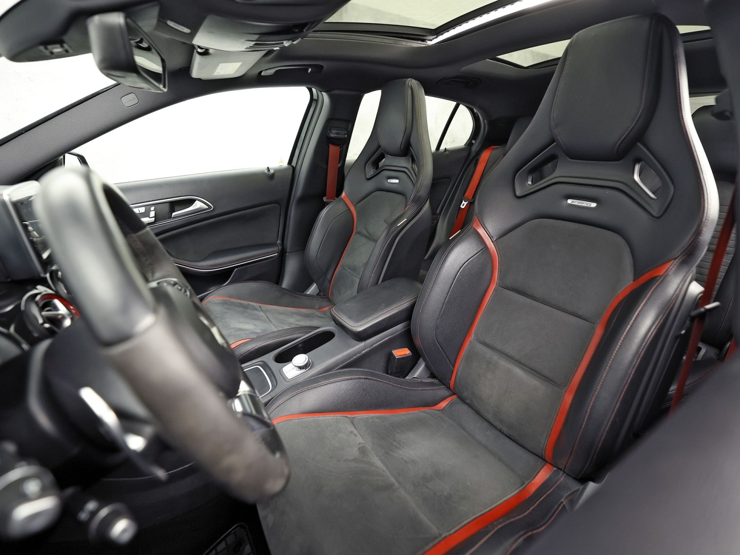 Mercedes-Benz GLA AMG 45 4MATIC Automaat 360Pk (PANORAMAKDAK, NAVIGATIE, MEMORY SEATS, KUIPSTOELEN, STOELVERWARMING, SPOILER, NIEUWE APK, NIEUWSTAAT)