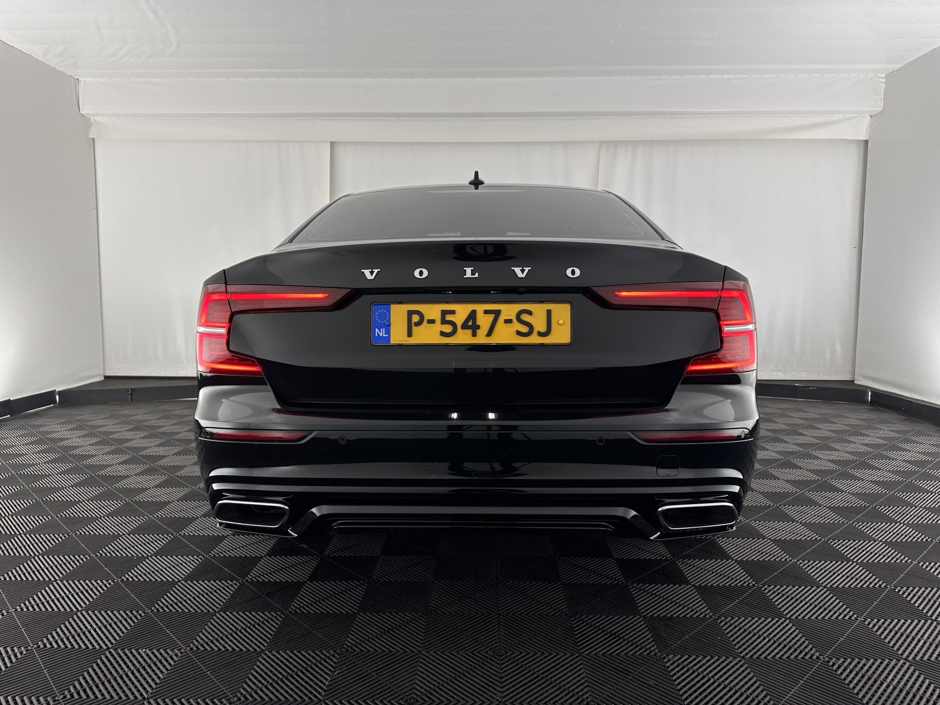 Volvo S60 2.0 B3 R-Design Black Edition (INCL-BTW) Aut. *FULL-LED | LEATHER | HEATED-R-SPORTSEATS | HARMAN/KARDON | MEMORY-PACK | CAMERA | NAVI-FULLMAP | ECC | PRIVACYGLASS | PDC | CRUISE | LANE-ASIST | DAB | DIGI-COCKPIT | TOWBAR