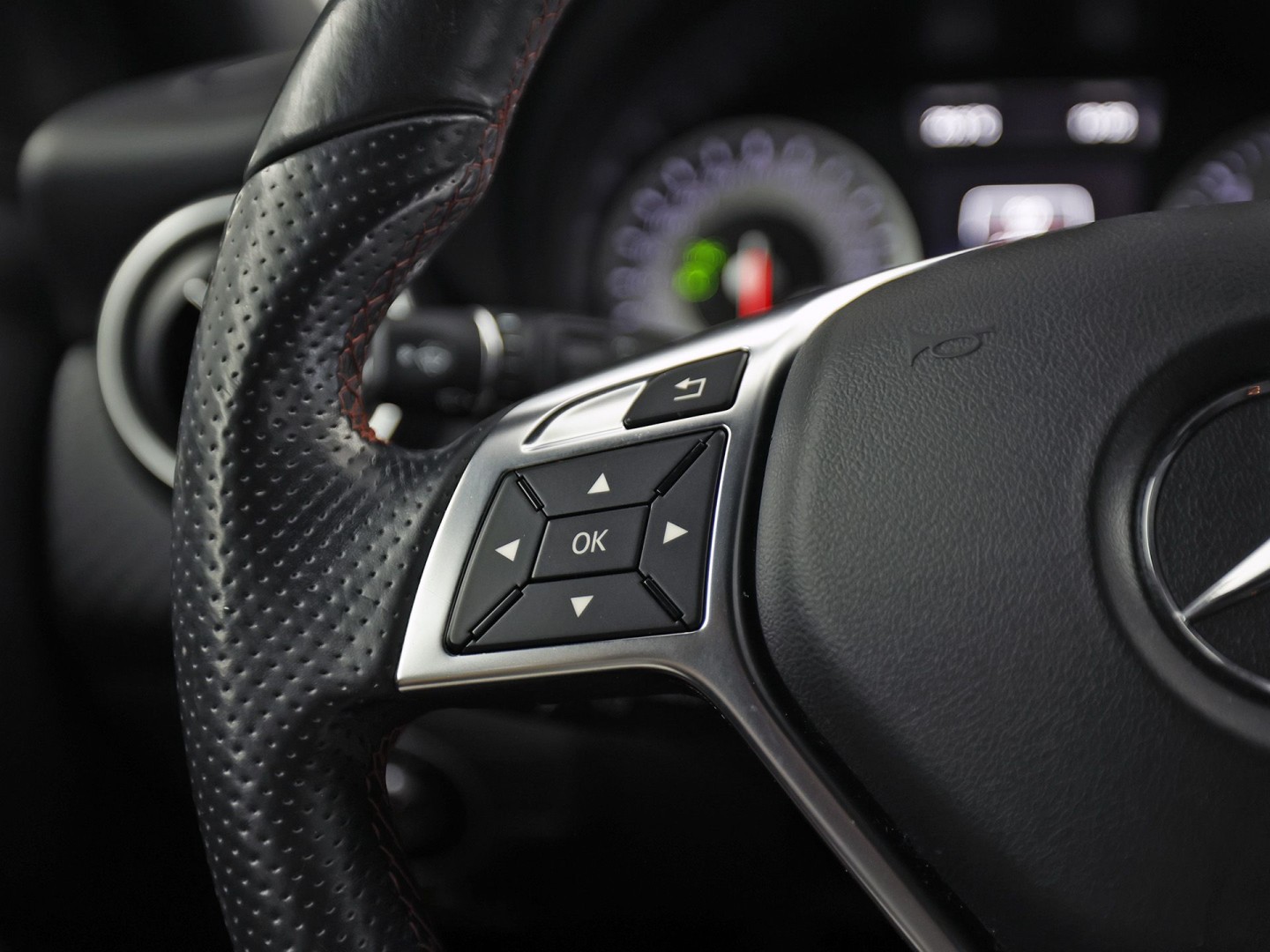 Mercedes-Benz A-Klasse 180 AMG Sport (NAVIGATIE, LEDER/ALCANTARA, DIAMOND GRILL, SPORTSTOELEN, XENON, CRUISE, NIEUWE APK, NIEUWSSTAAT)