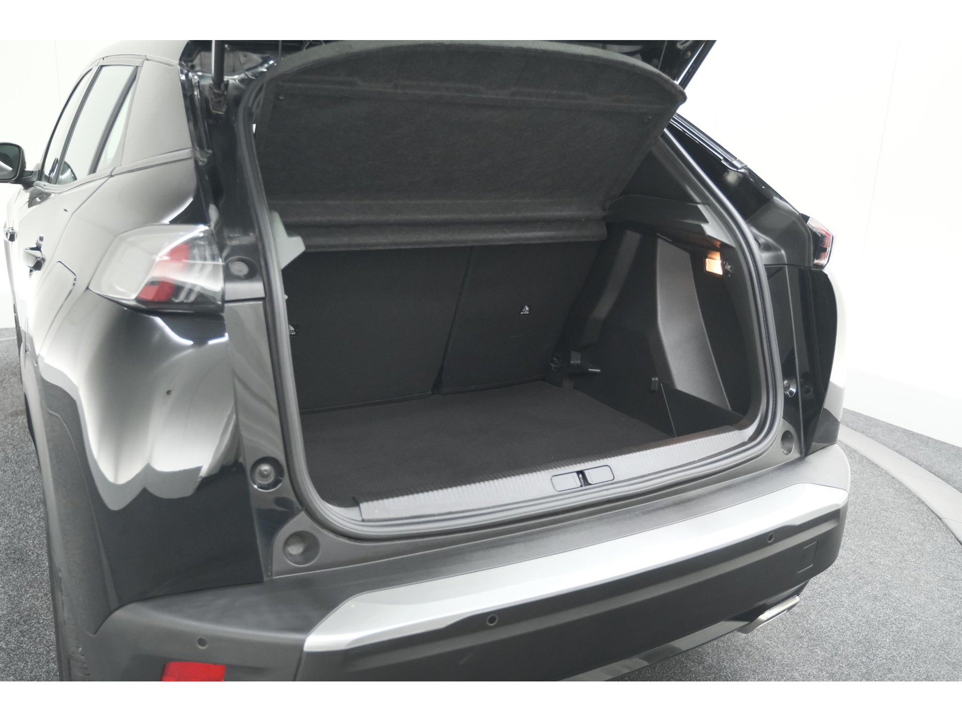 Peugeot 2008 PureTech 130 EAT8 Active | Parkeersensoren | Navigatie | Apple Carplay