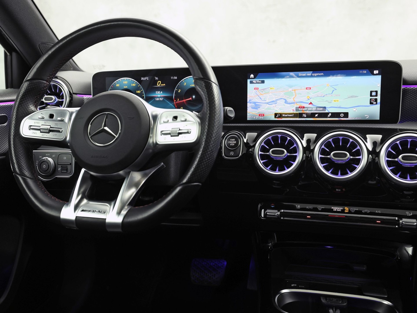 Mercedes-Benz A-Klasse 200 AMG Sport 163Pk Automaat (PANORAMADAK, APPLE CARPLAY, GROOT NAVI, SFEERVERLICHTING, CAMERA, SPORTSTOELEN, LEDER, GETINT GLAS, STOELVERWARMING, NIEUWSTAAT)