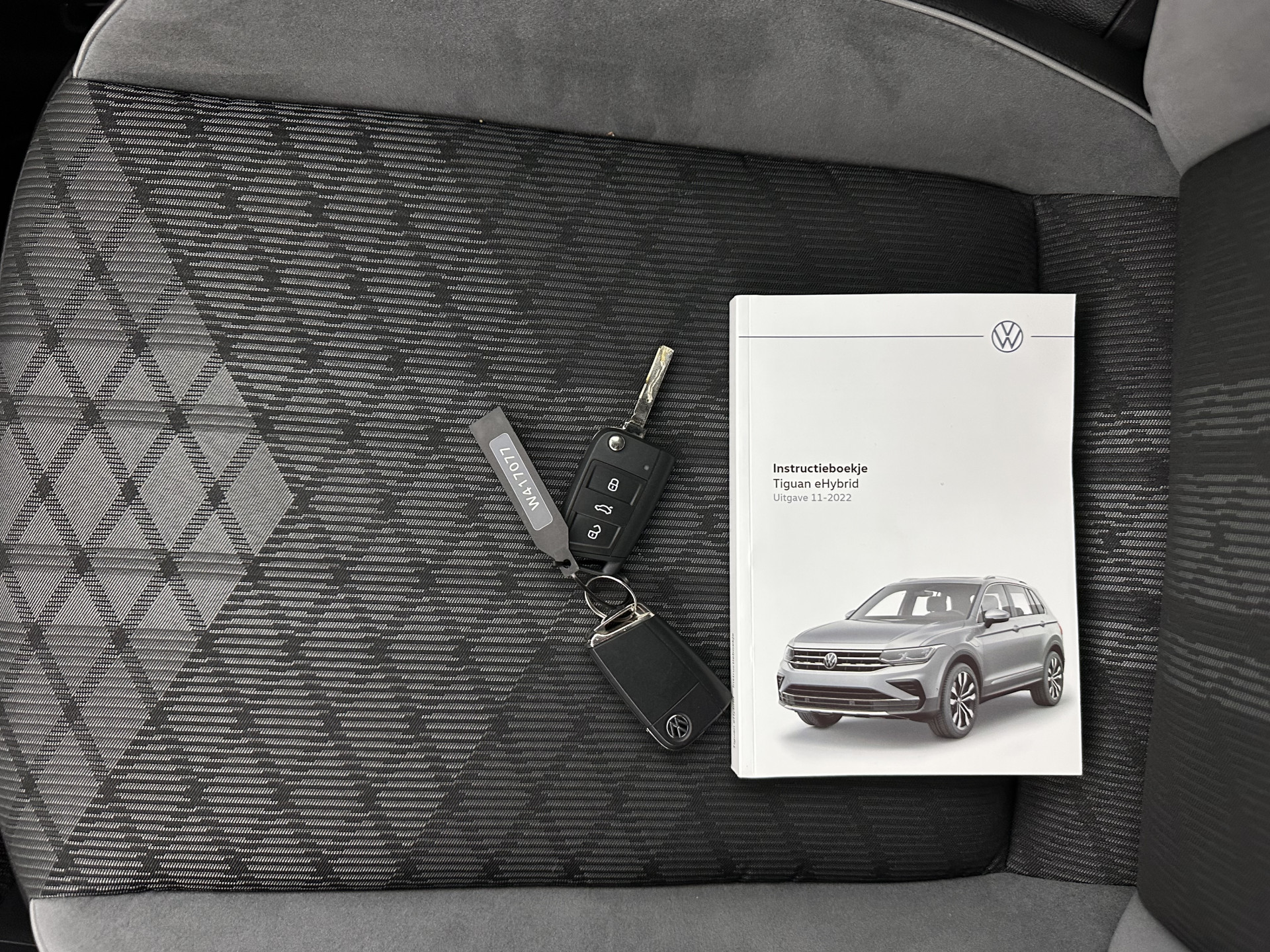 Volkswagen Tiguan 1.4 TSI Black-Style R-Line Business eHybrid ( Plug-in ) (INCL-BTW) *HEAD-UP | FULL-LED | ADAPTIVE-CRUISE | TOPVIEW | KEYLESS | DIGI-COCKPIT | HEATED-COMFORTSEATS | NAVI-FULLMAP | DAB+ | PRIVACYGLASS | ECC | CARPLAY | PDC | 20''ALU